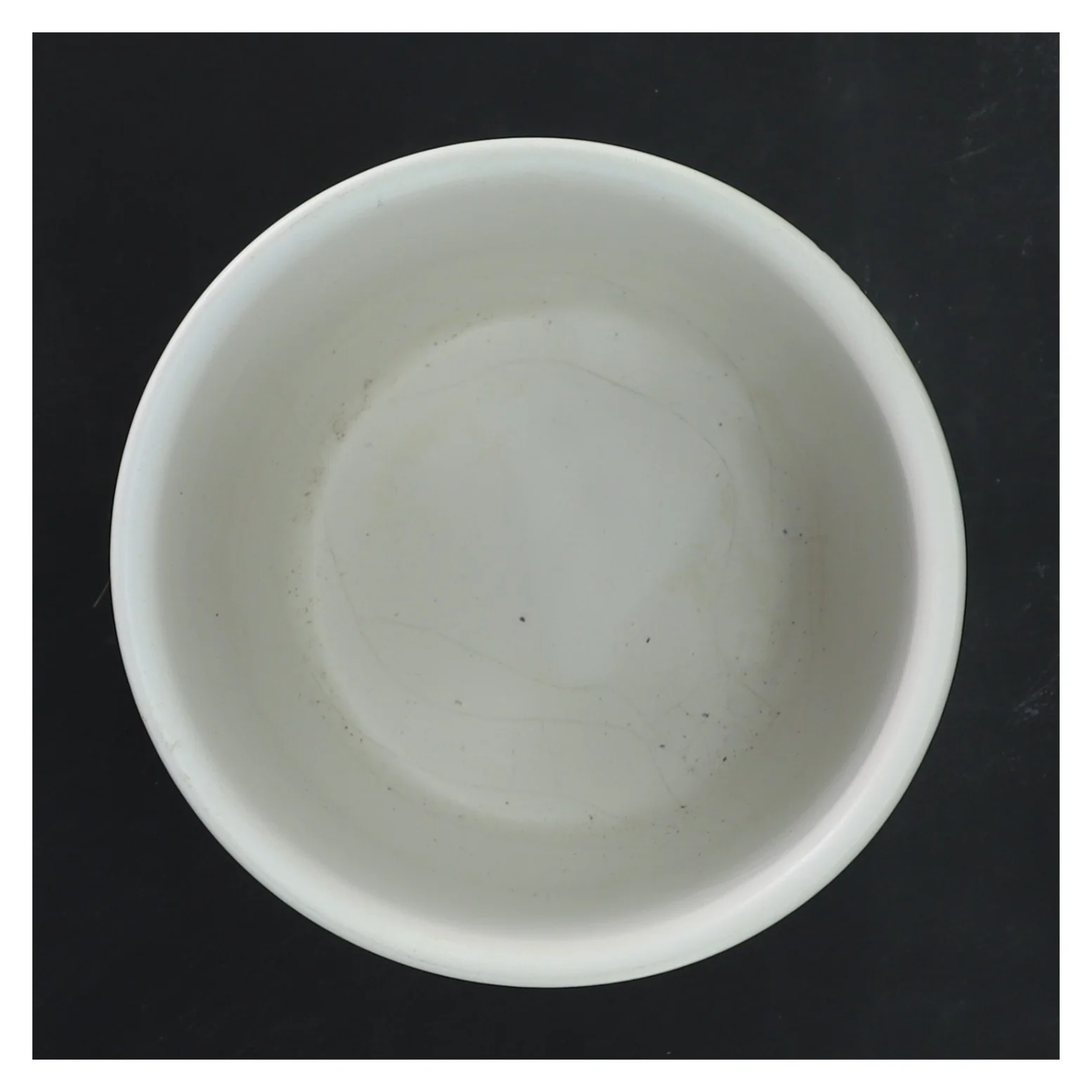 Hvid vase med blå mønsterdetaljer (str. Ø 12 cm længde 13,5 cm)