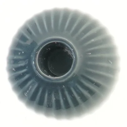 Ribbet keramisk vase (str. 7,5x6,5 cm)