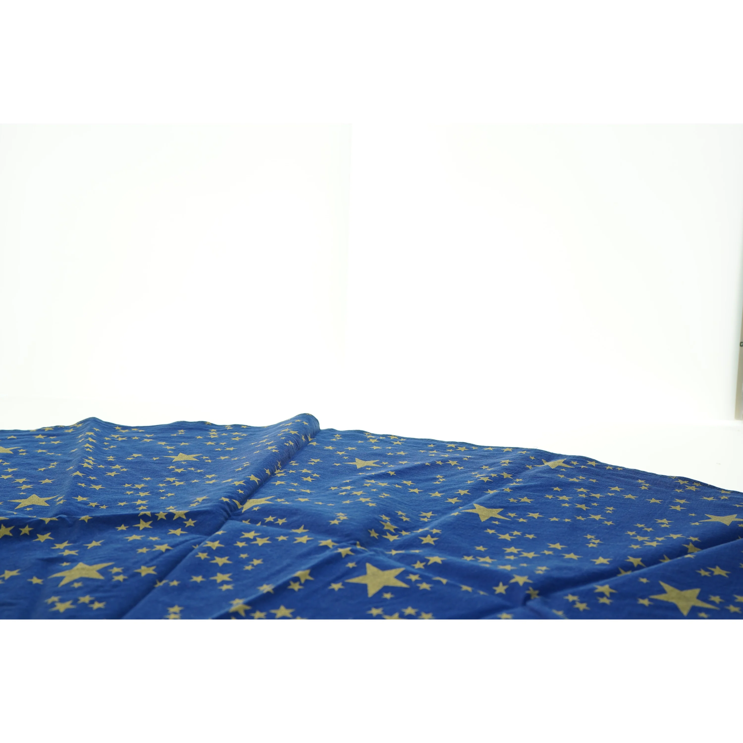 Blåt stof med guldstjerne mønster (str. 150 cm)