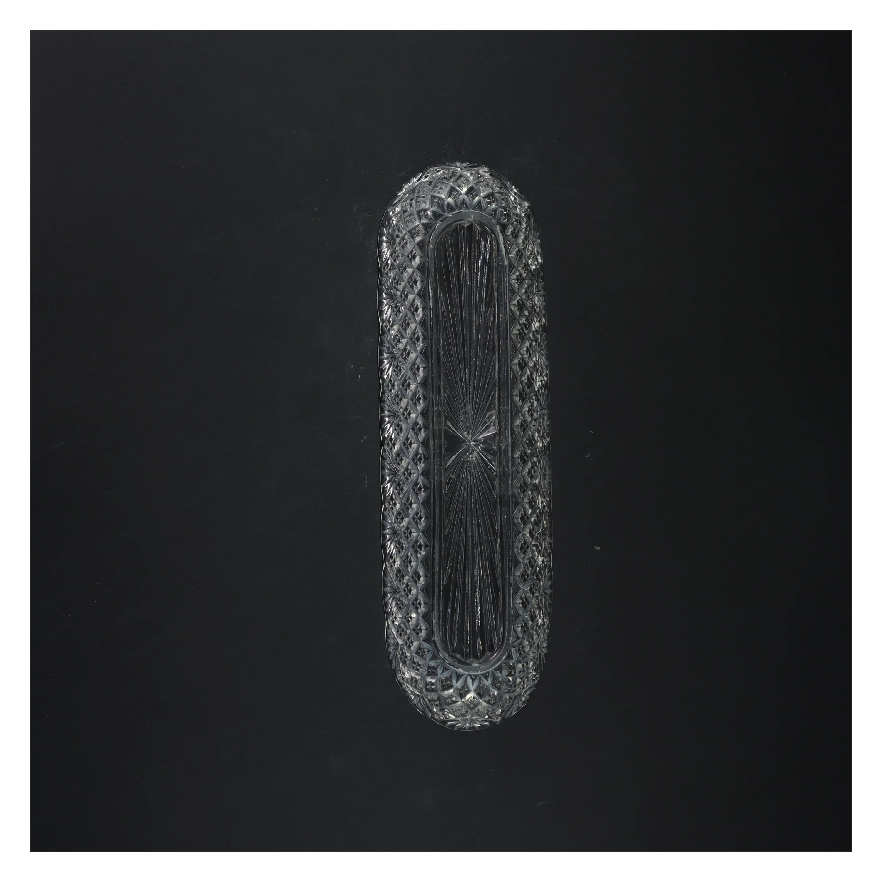 Indgraveret glasfad (str. 26 cm)