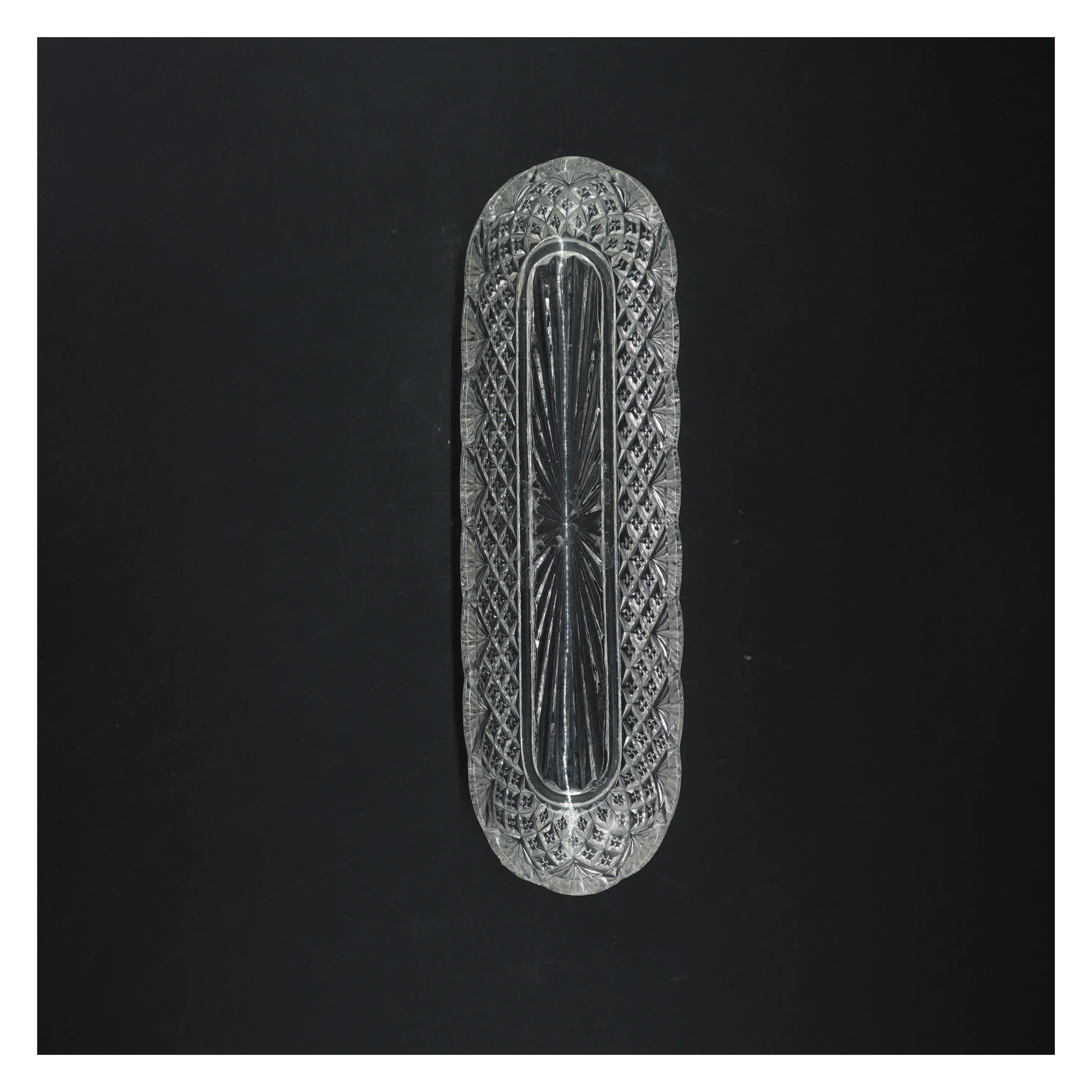 Indgraveret glasfad (str. 26 cm)