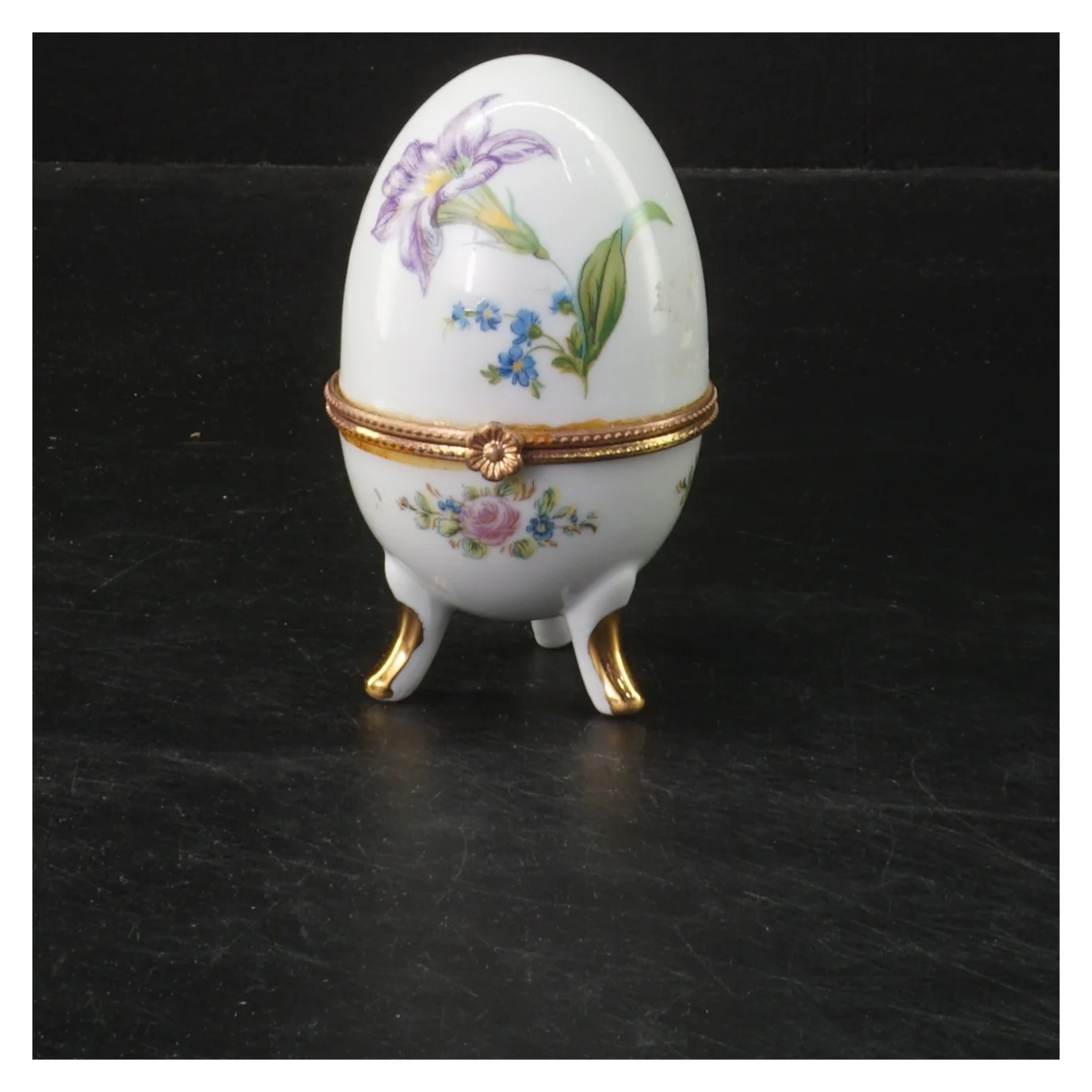 Porcelænsæg med blomstermotiv (str. 10x7 cm)