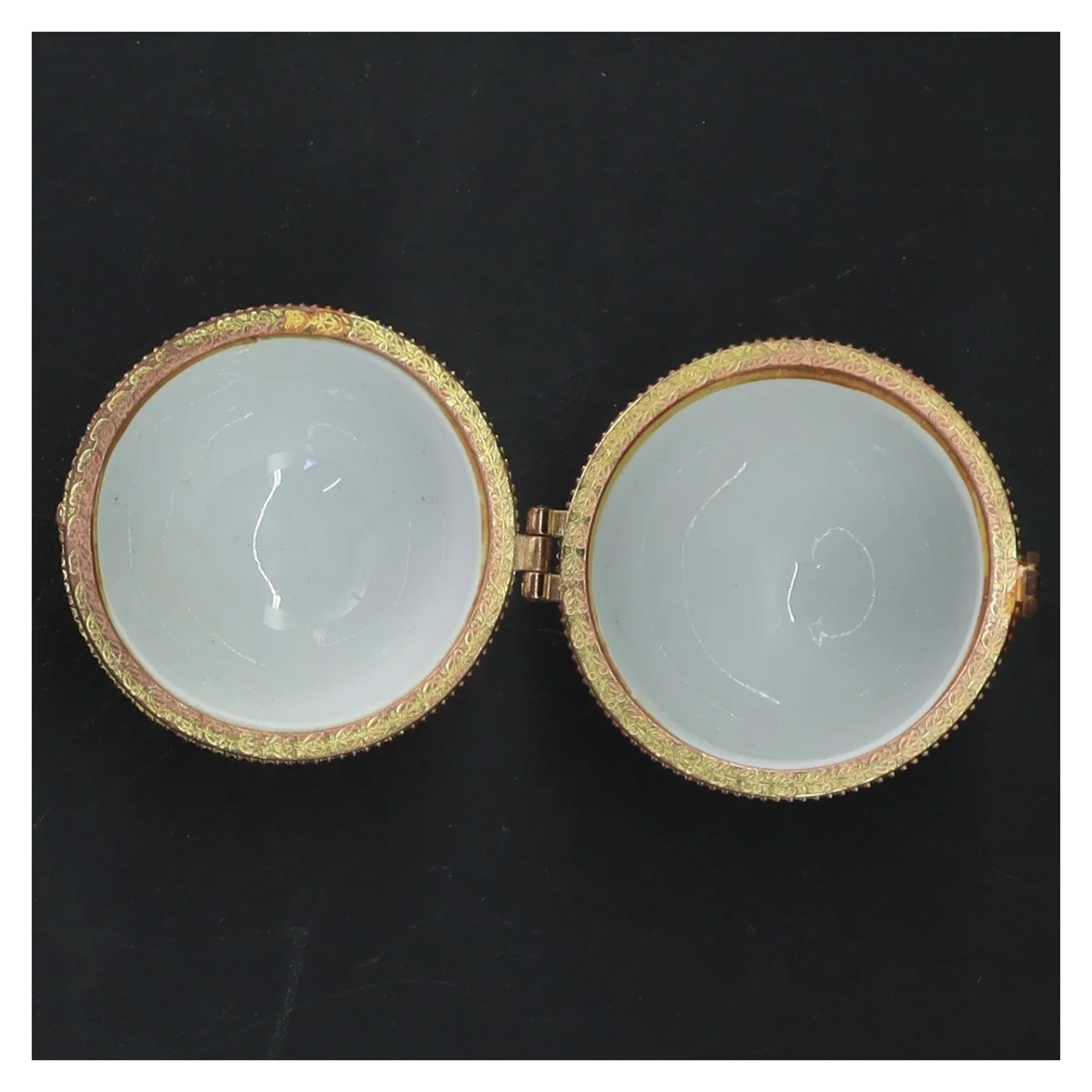 Porcelænsæg med blomstermotiv (str. 10x7 cm)