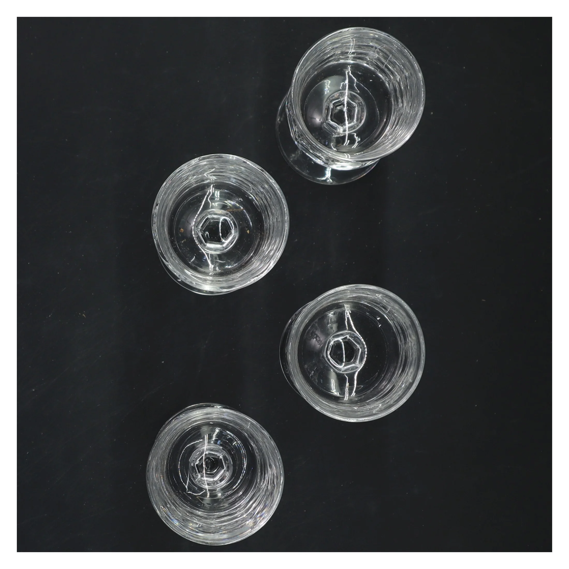 Sæt af fire krystal vinglas (str. 12x5 cm)