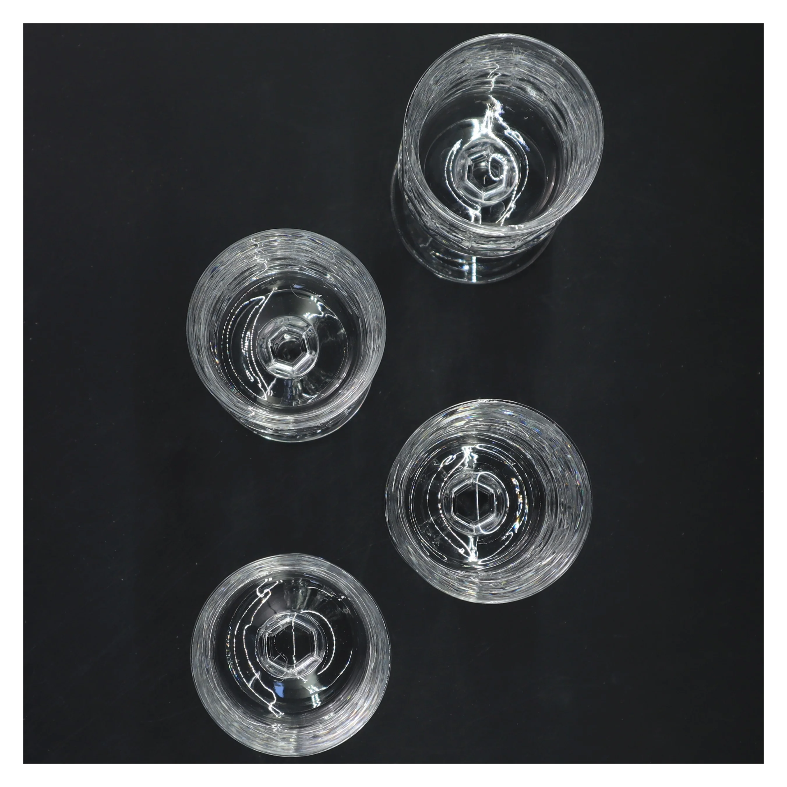 Sæt af fire dekorative vinglas (str. 15x7 cm)