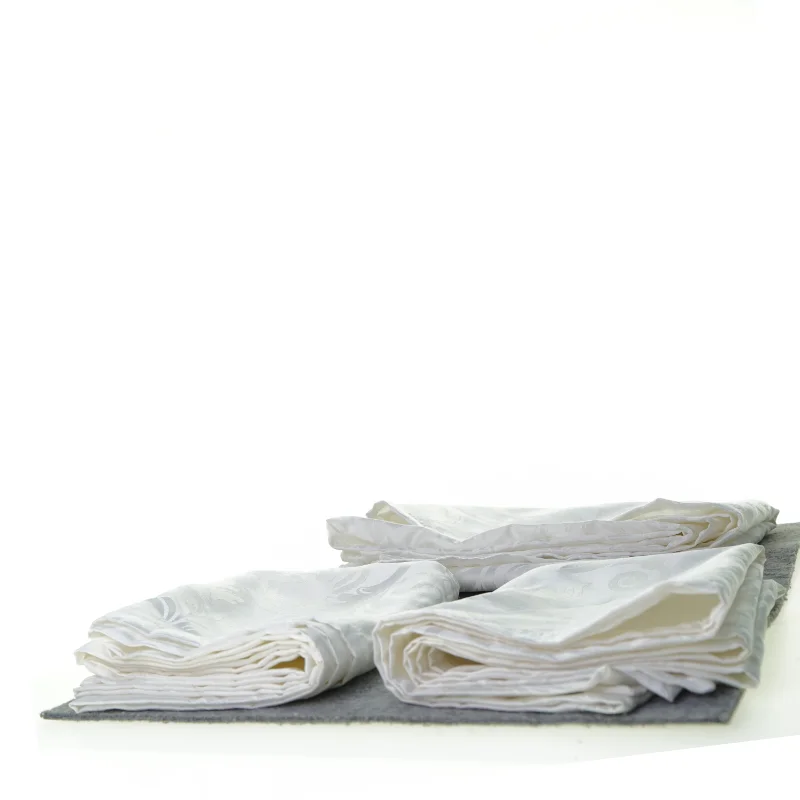 Tekstiler fra Meradiso (str. 145 x 40 cm 165 x 120 cm)