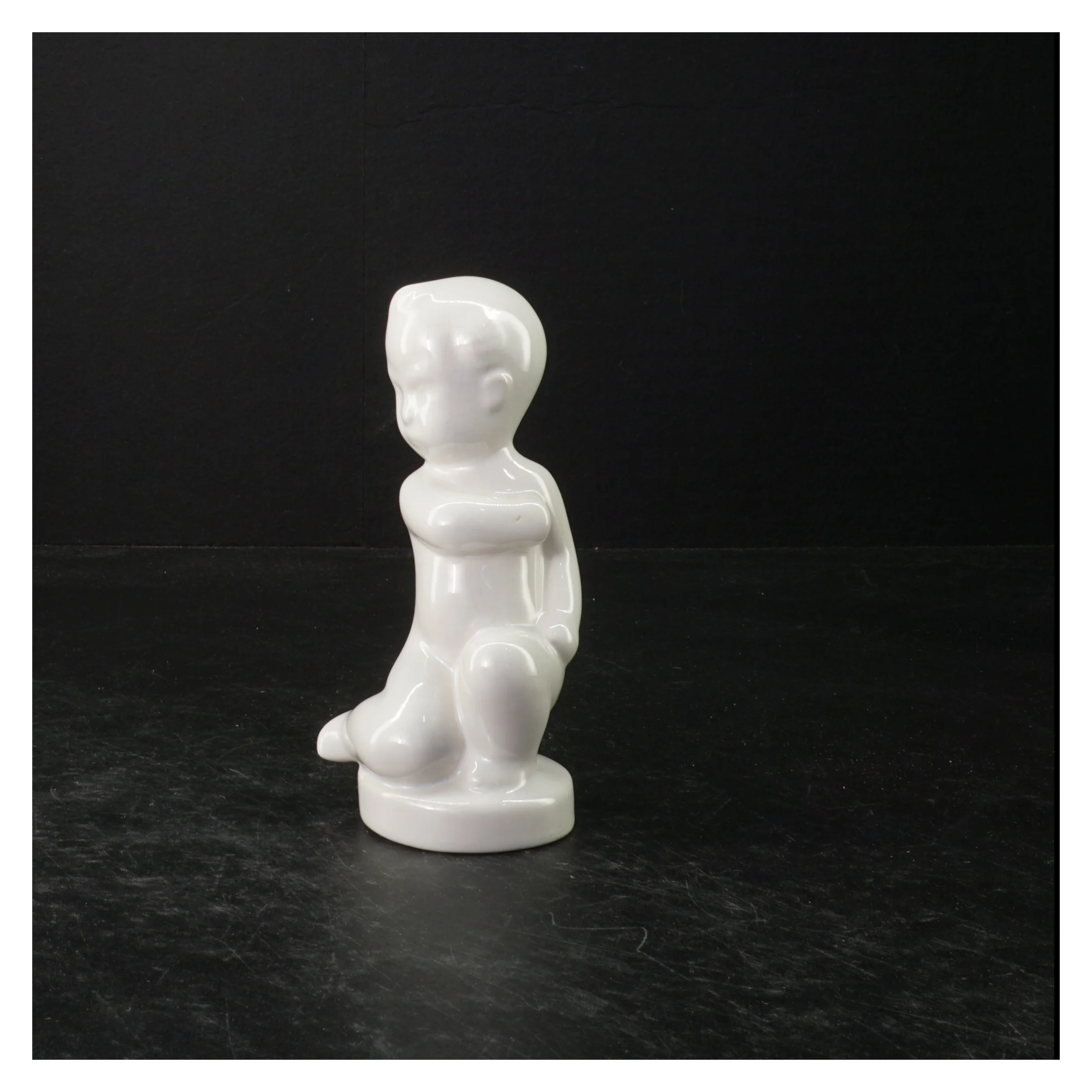 Figur af dreng fra Søholm Stentøj (str. 15 x 7 cm)