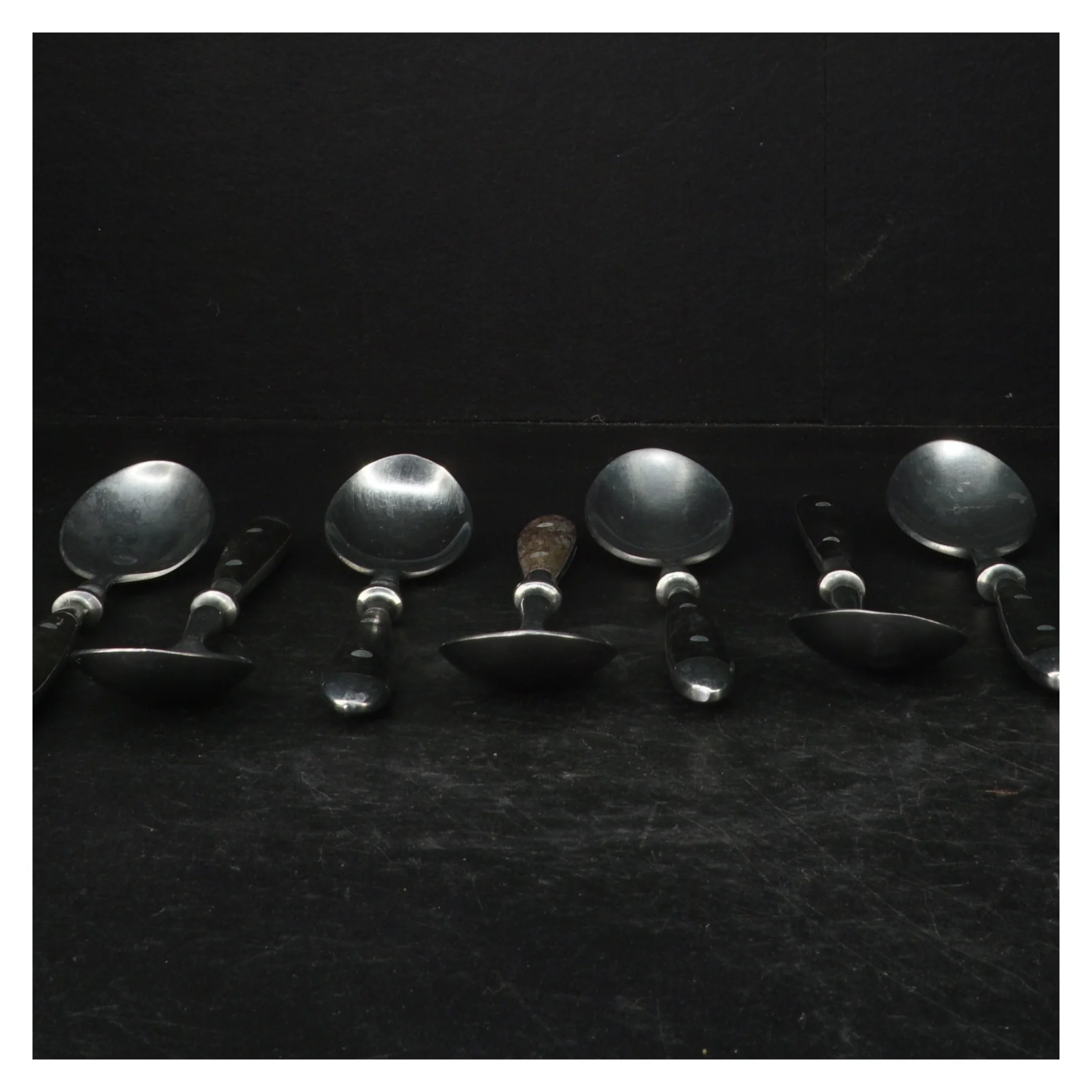 Teskeer med træhåndtag (str. 20 cm)