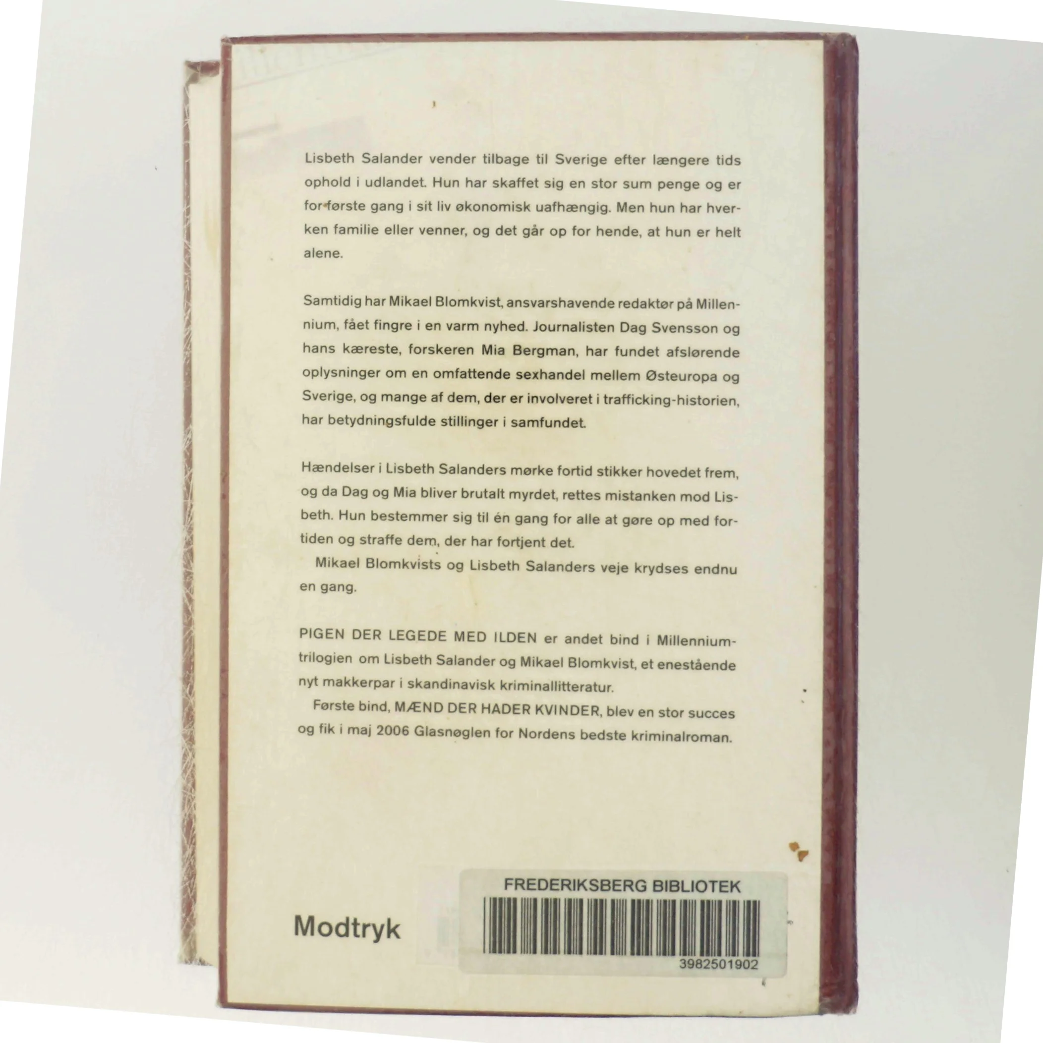Pigen der legede med ilden af Stieg Larsson fra Modtryk