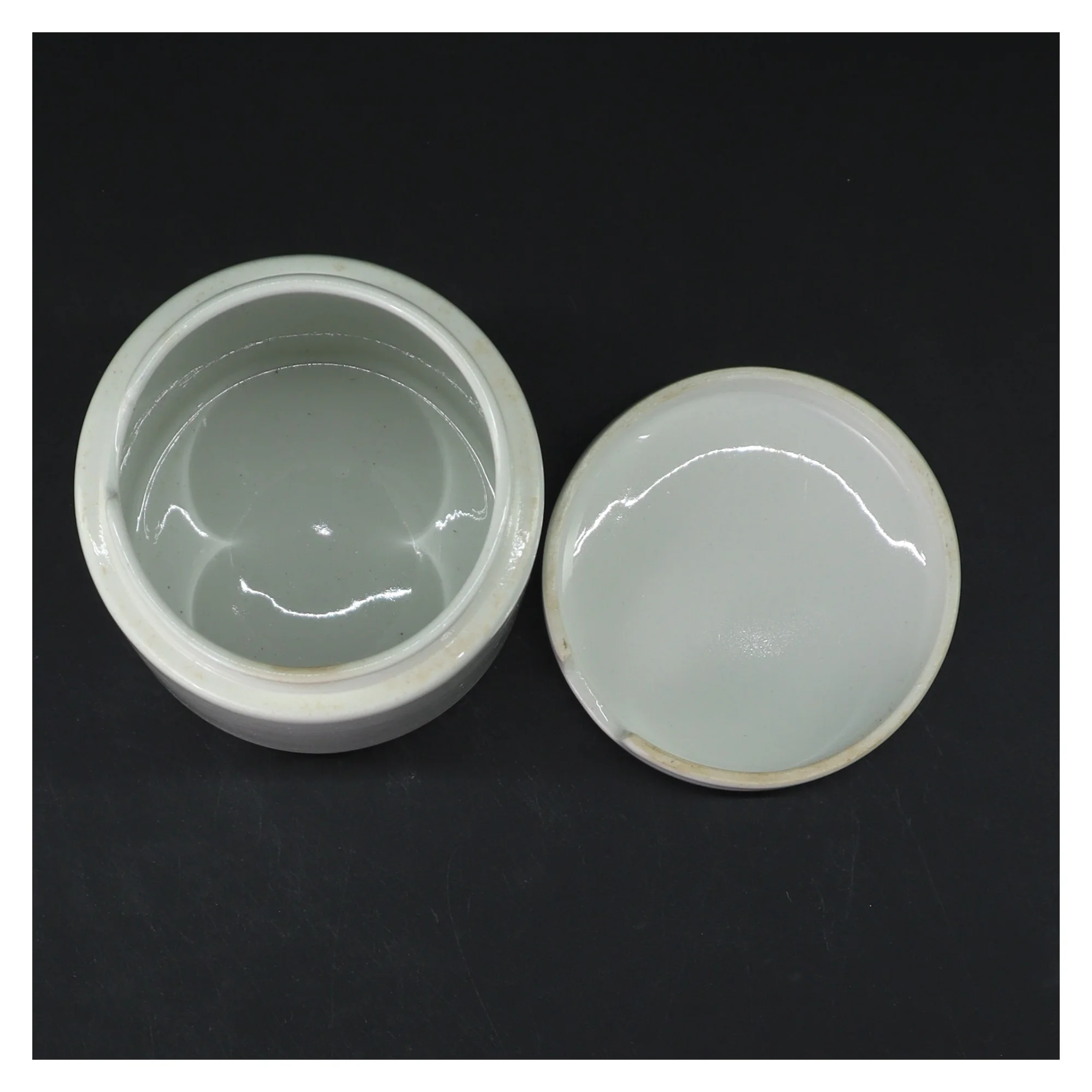 Hvid porcelænskrukke med låg fra Arabia (str. Ø 7,5 cm højde 11,5 cm)