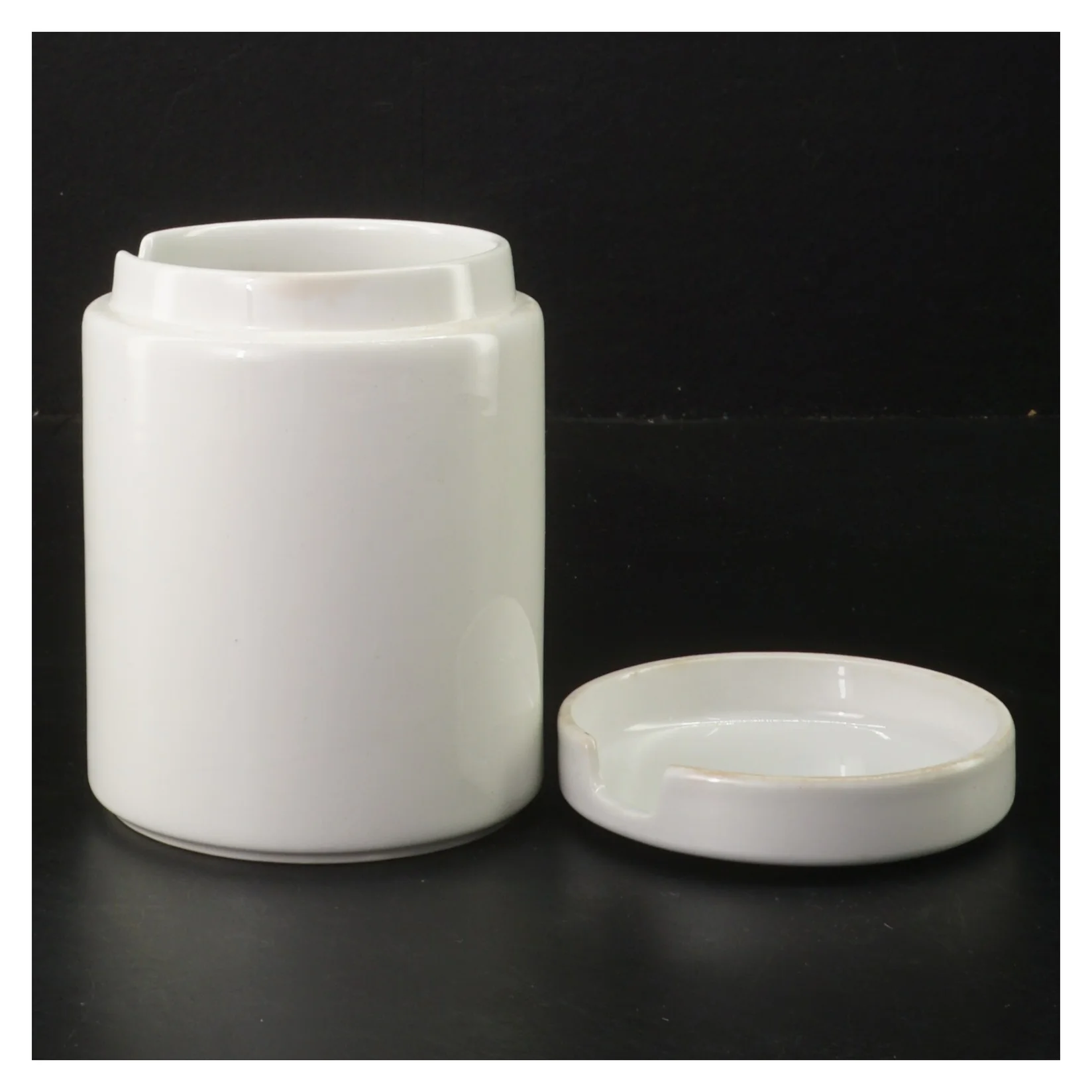 Hvid porcelænskrukke med låg fra Arabia (str. Ø 7,5 cm højde 11,5 cm)