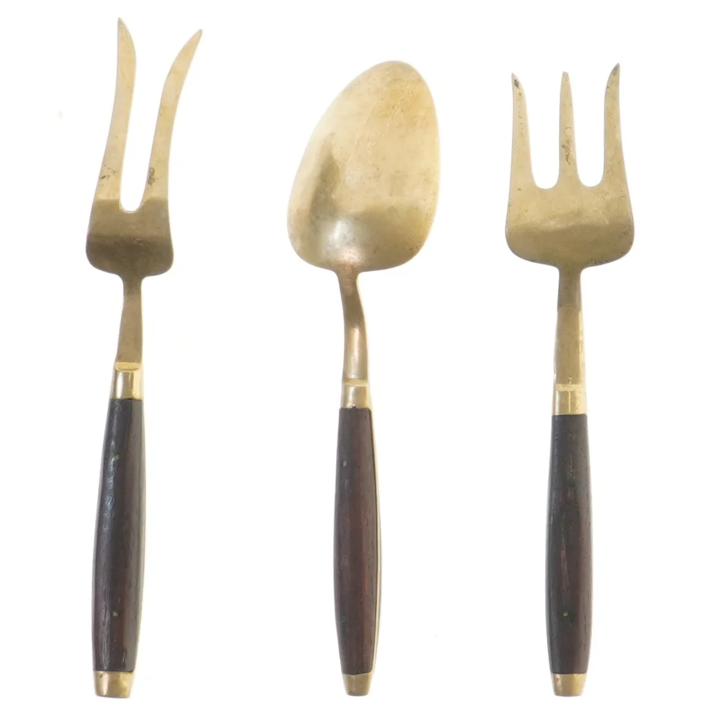 Salatsæt i messing med træhåndtag (str. 21 cm)