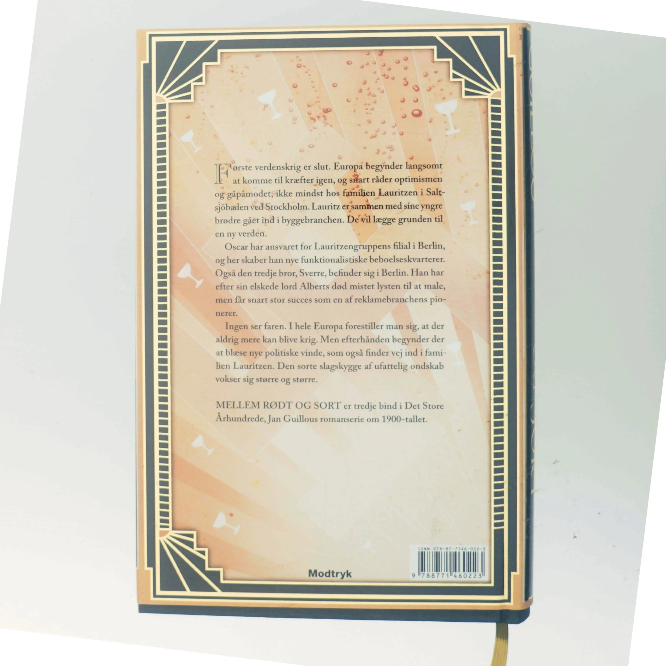 Mellem rødt og sort af Jan Guillou (Bog)