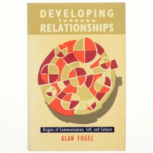 Developing through relationships : origins of communication, self, and culture af Alan Fogel (Bog)