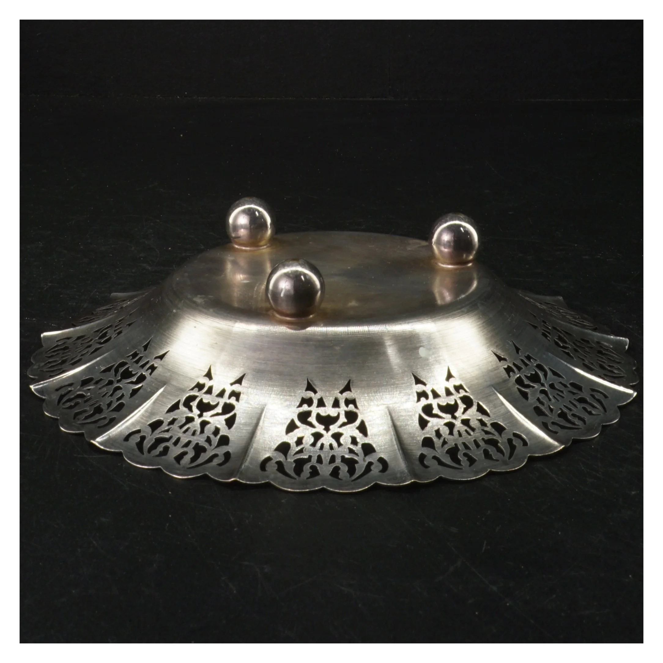 Sølvfarvet frugtskål med udskæringer (str. 21,5x4,5 cm)