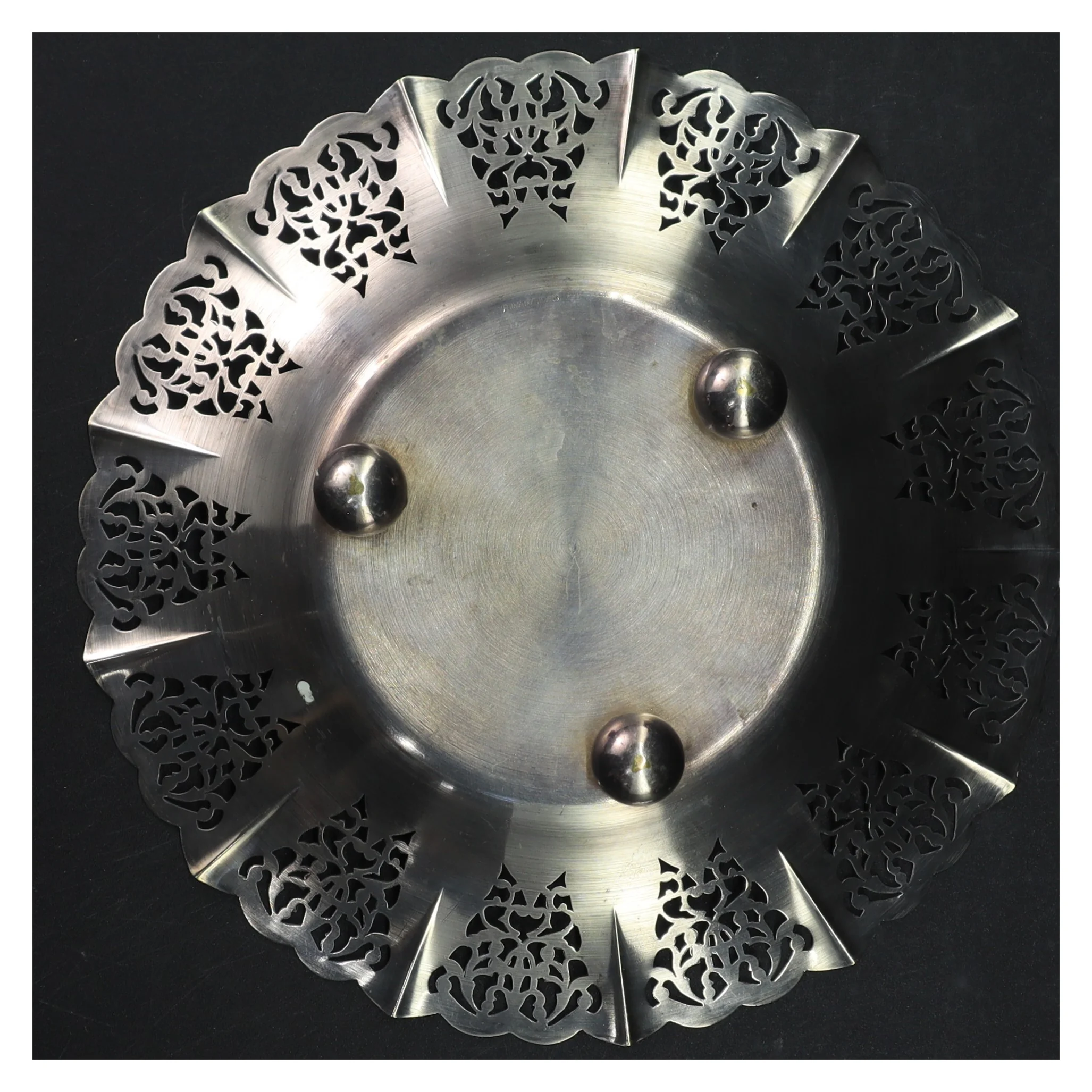 Sølvfarvet frugtskål med udskæringer (str. 21,5x4,5 cm)