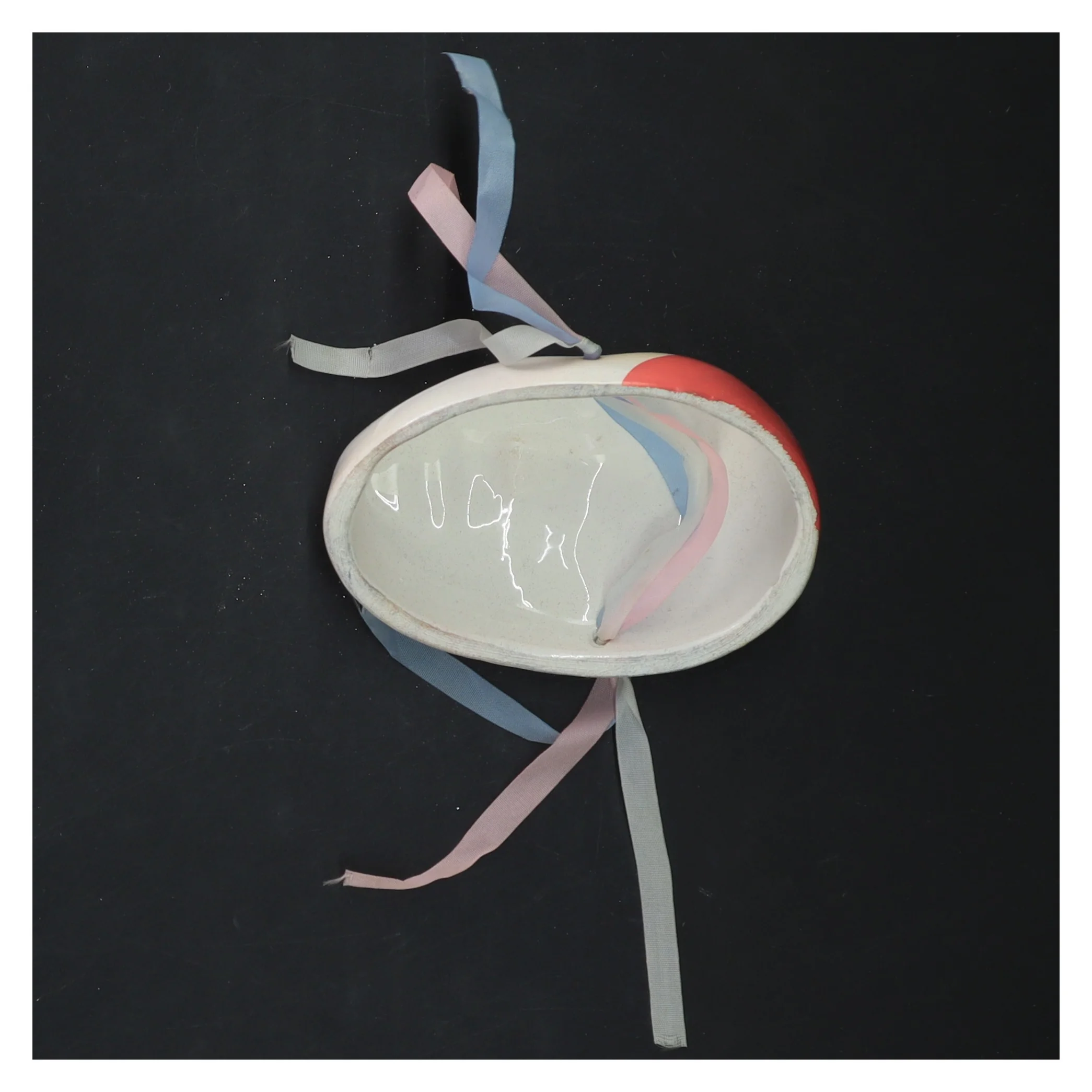 Porcelænsmaske med bånd fra 1980erne (str. 10 cm)