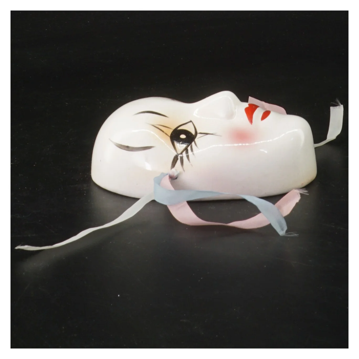 Porcelænsmaske med bånd fra 1980erne (str. 10 cm)