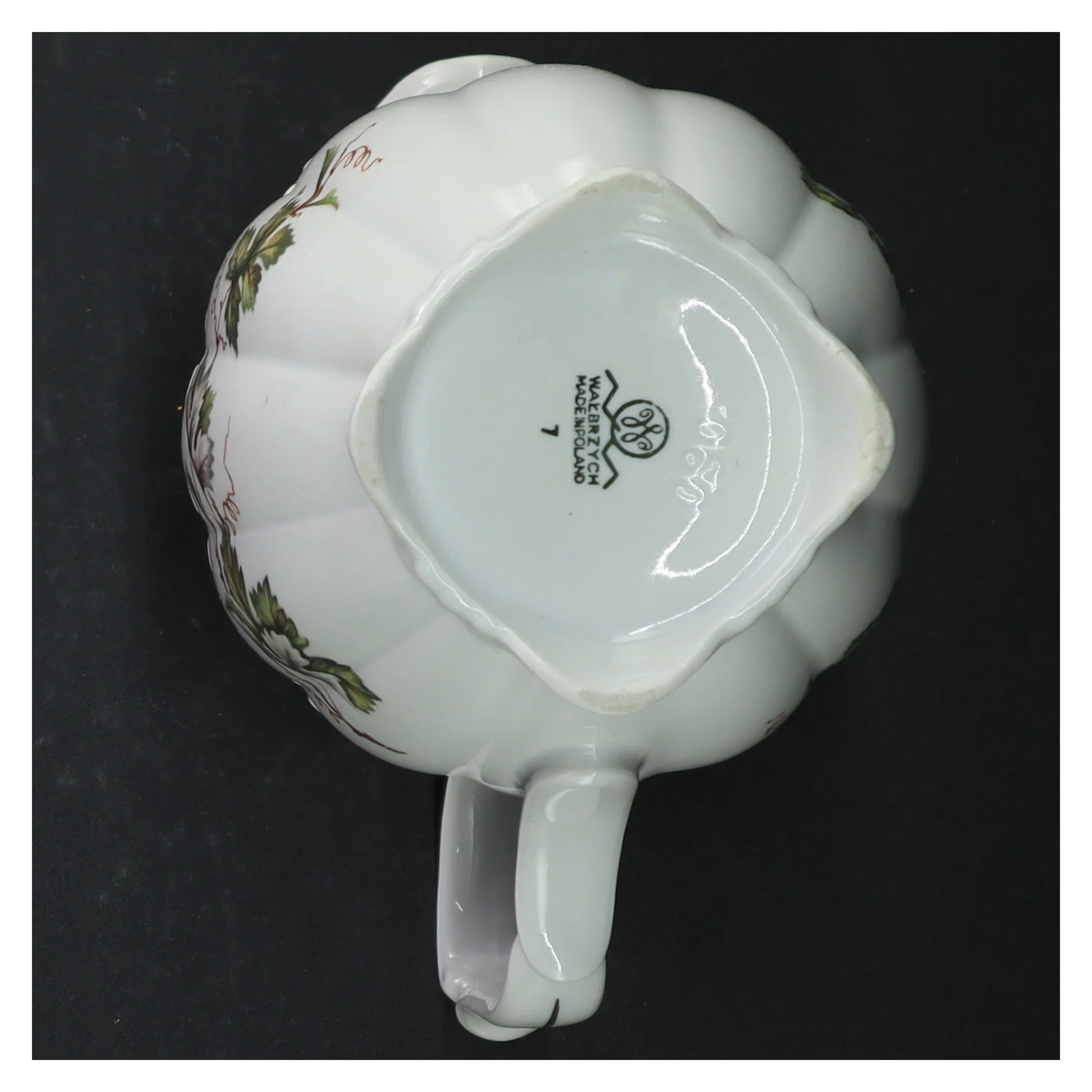 Kande med bladdekoration (str. H. 16 cm)