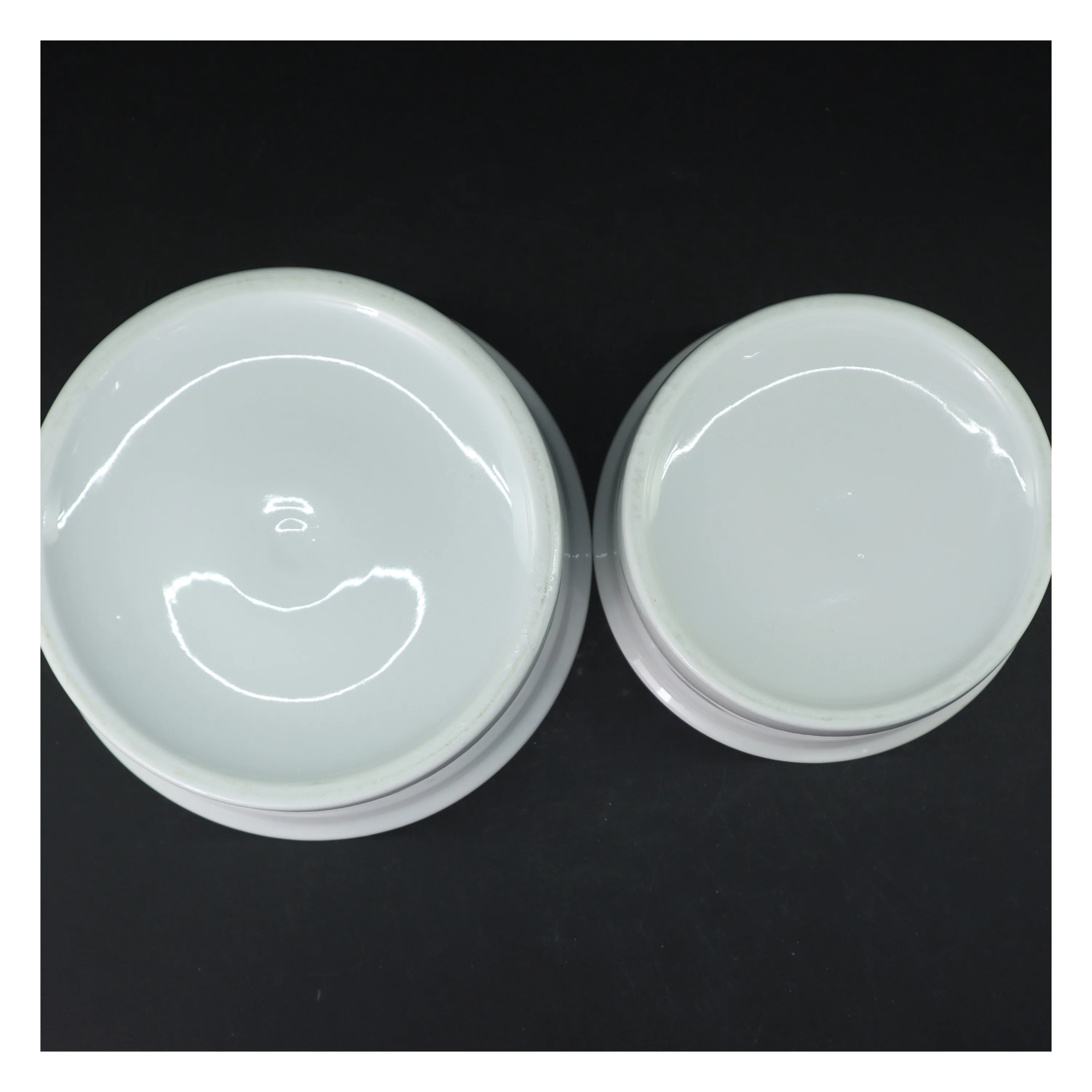 Hvide keramiske skåle (str. Ø. 23 cm. og ø, 19 cm)