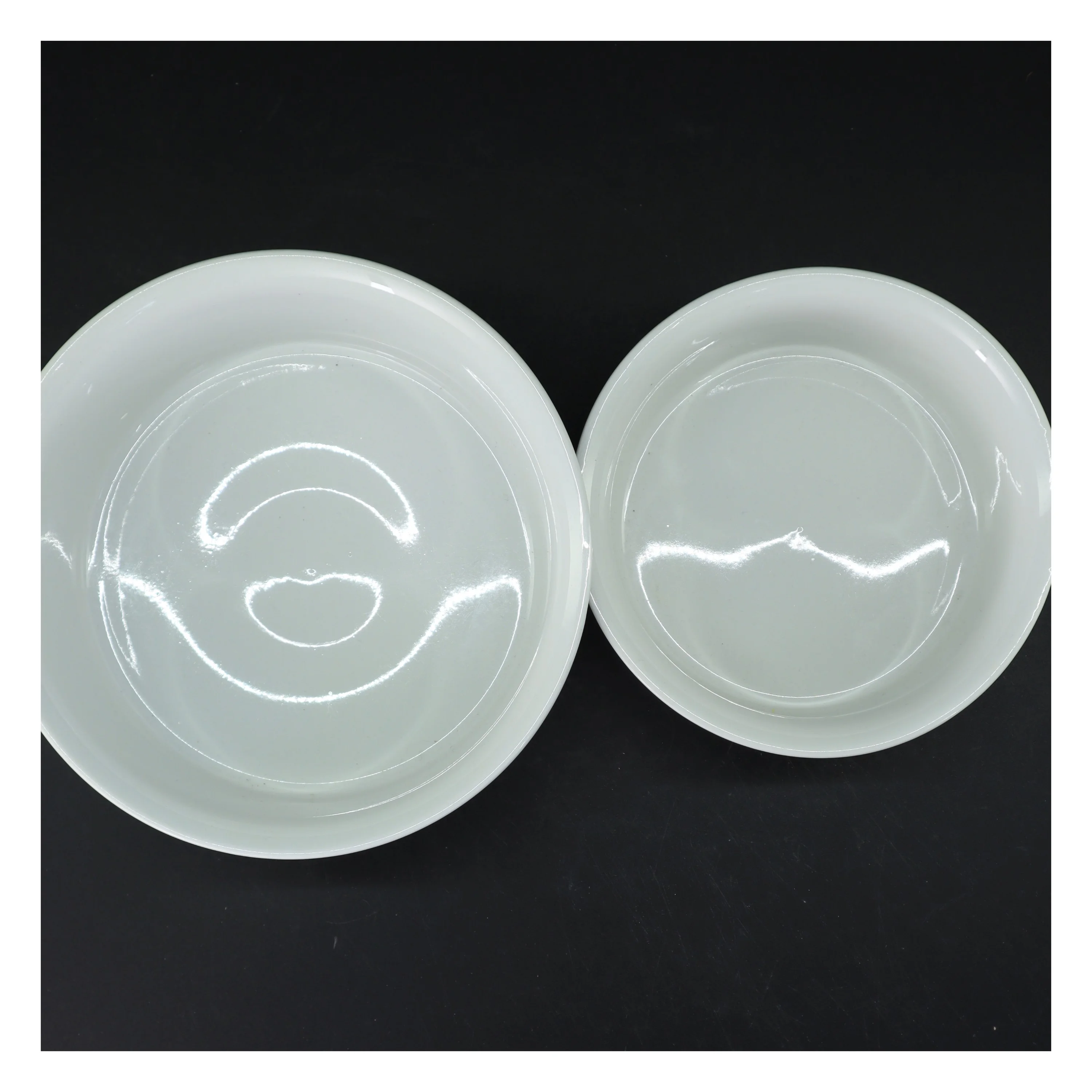 Hvide keramiske skåle (str. Ø. 23 cm. og ø, 19 cm)