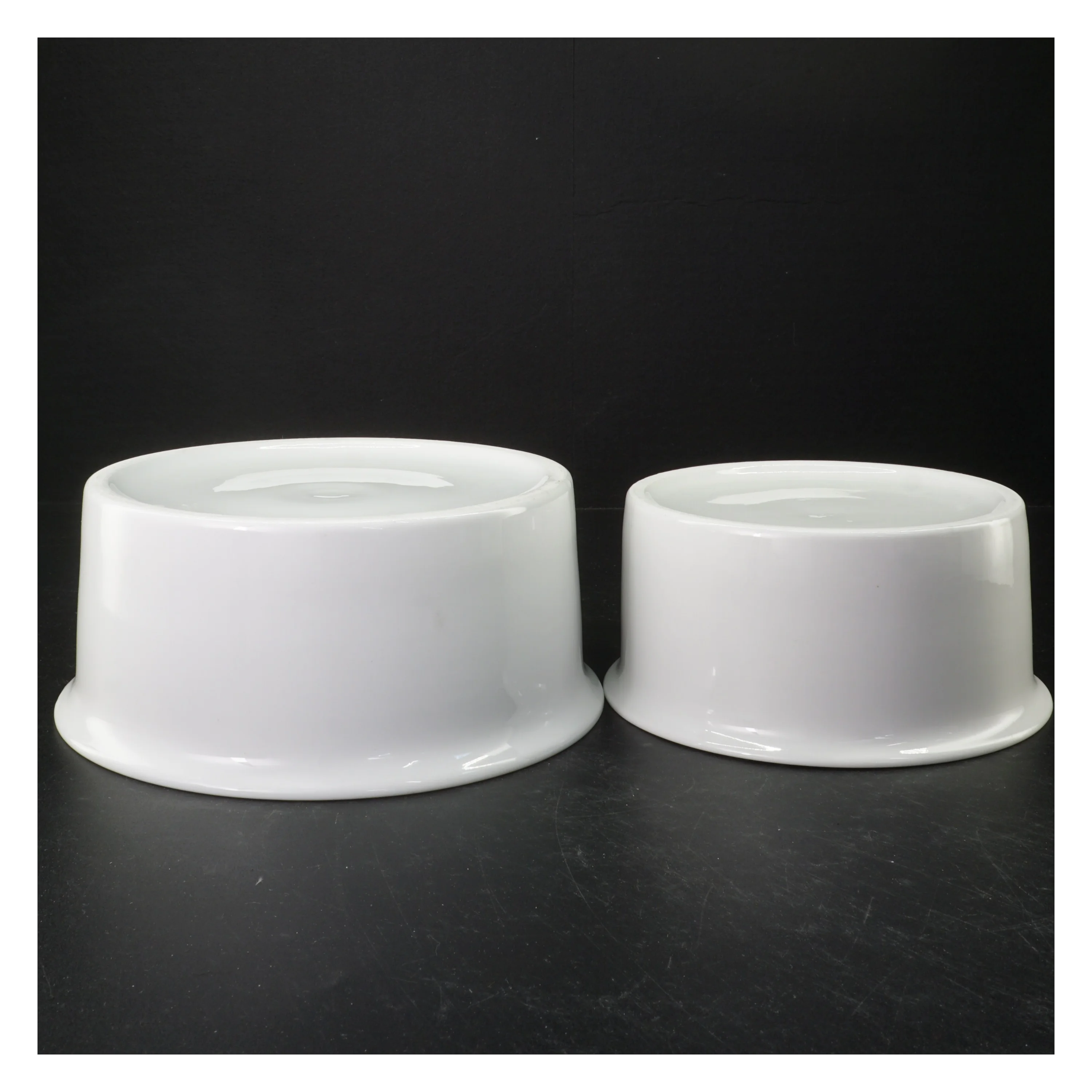 Hvide keramiske skåle (str. Ø. 23 cm. og ø, 19 cm)