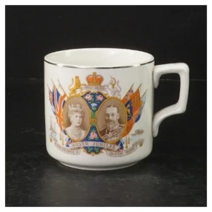 Jubilæums krus fra J & G Meakin (str. Ø. 9,5 cm. længde, 9 cm)