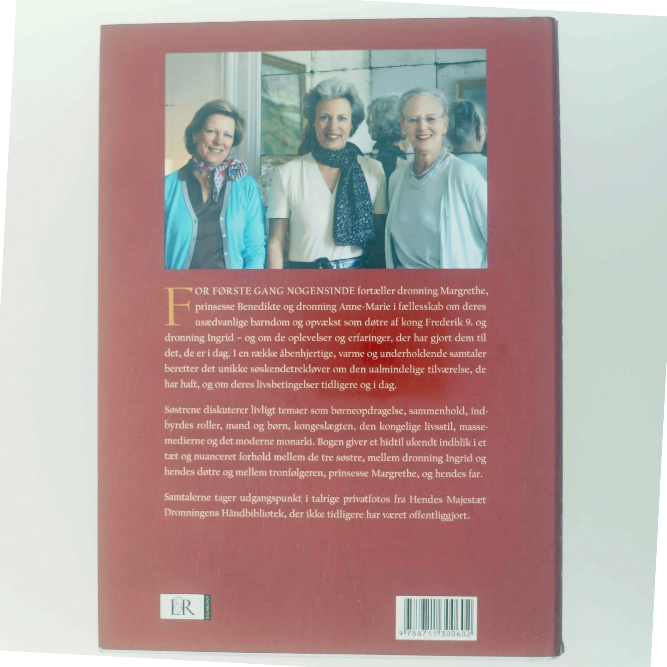 Tre søstre : samtaler mellem dronning Margrethe, prinsesse Benedikte og dronning Anne-Marie af Jon Bloch Skipper (Bog)