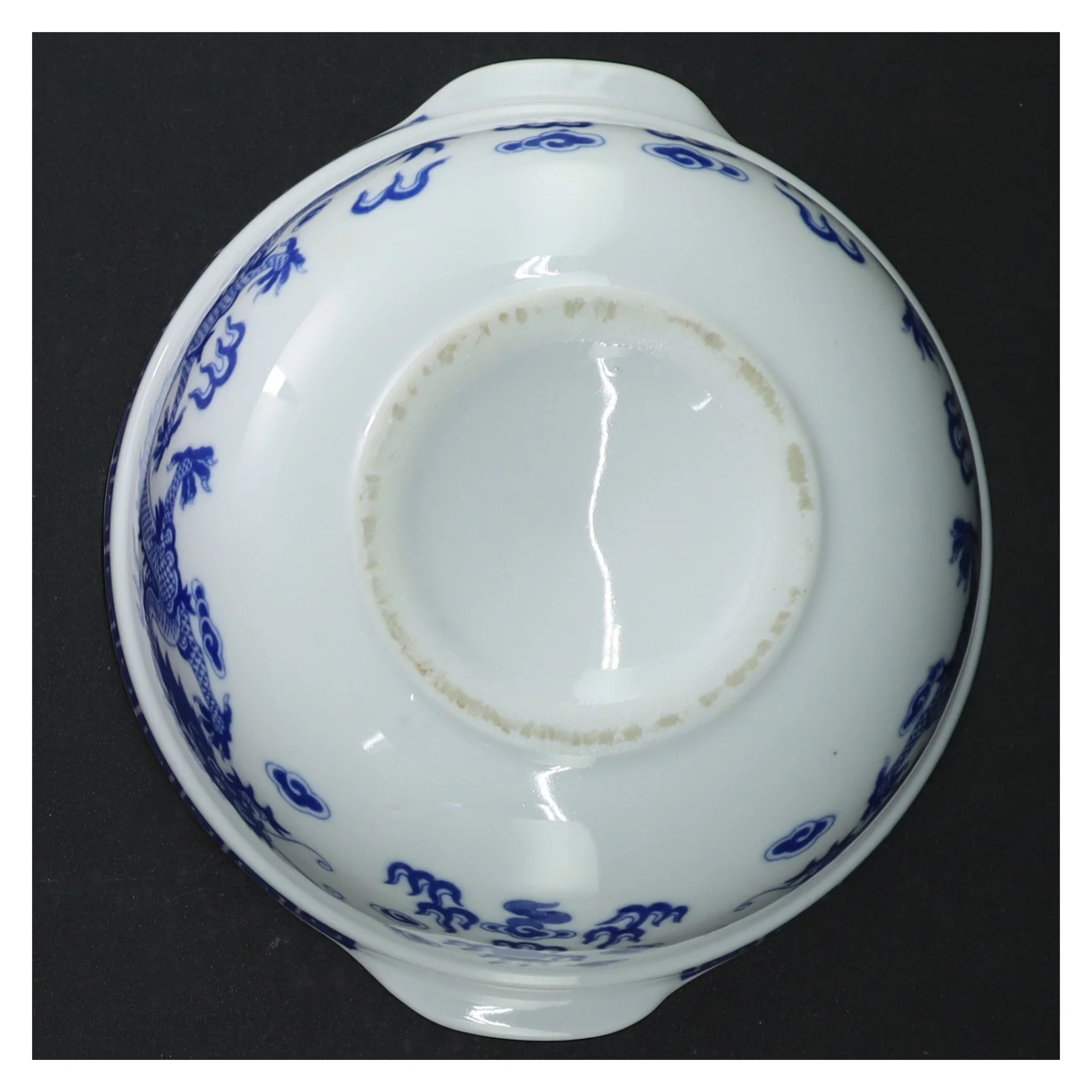 Blå-hvid porcelænsskål med dragemotiv