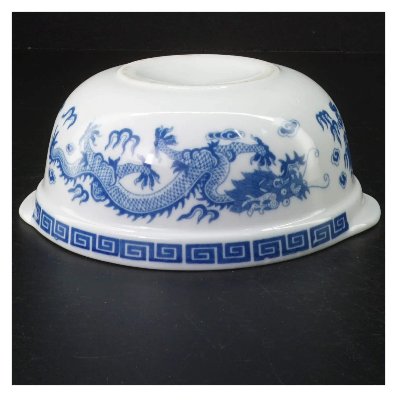 Blå-hvid porcelænsskål med dragemotiv