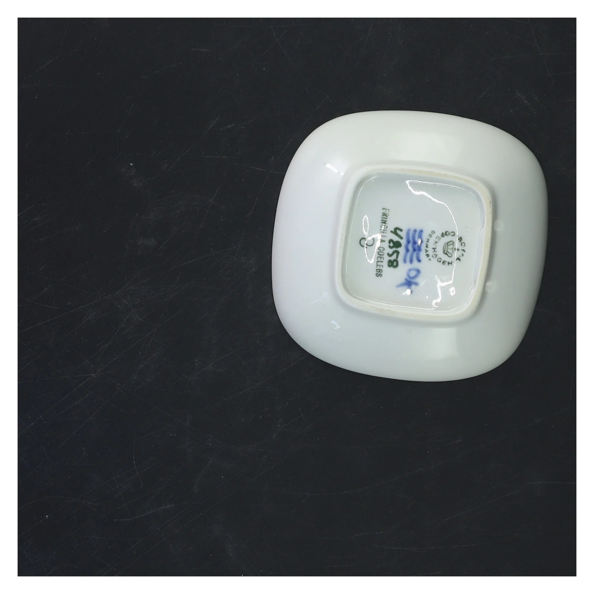 Dekorativ skål med fuglemotiv fra Royal Copenhagen (str. 2,5x9x9 cm)