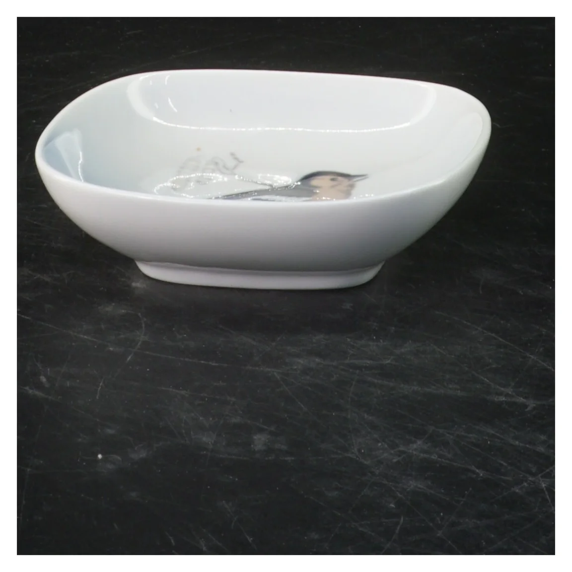 Dekorativ skål med fuglemotiv fra Royal Copenhagen (str. 2,5x9x9 cm)