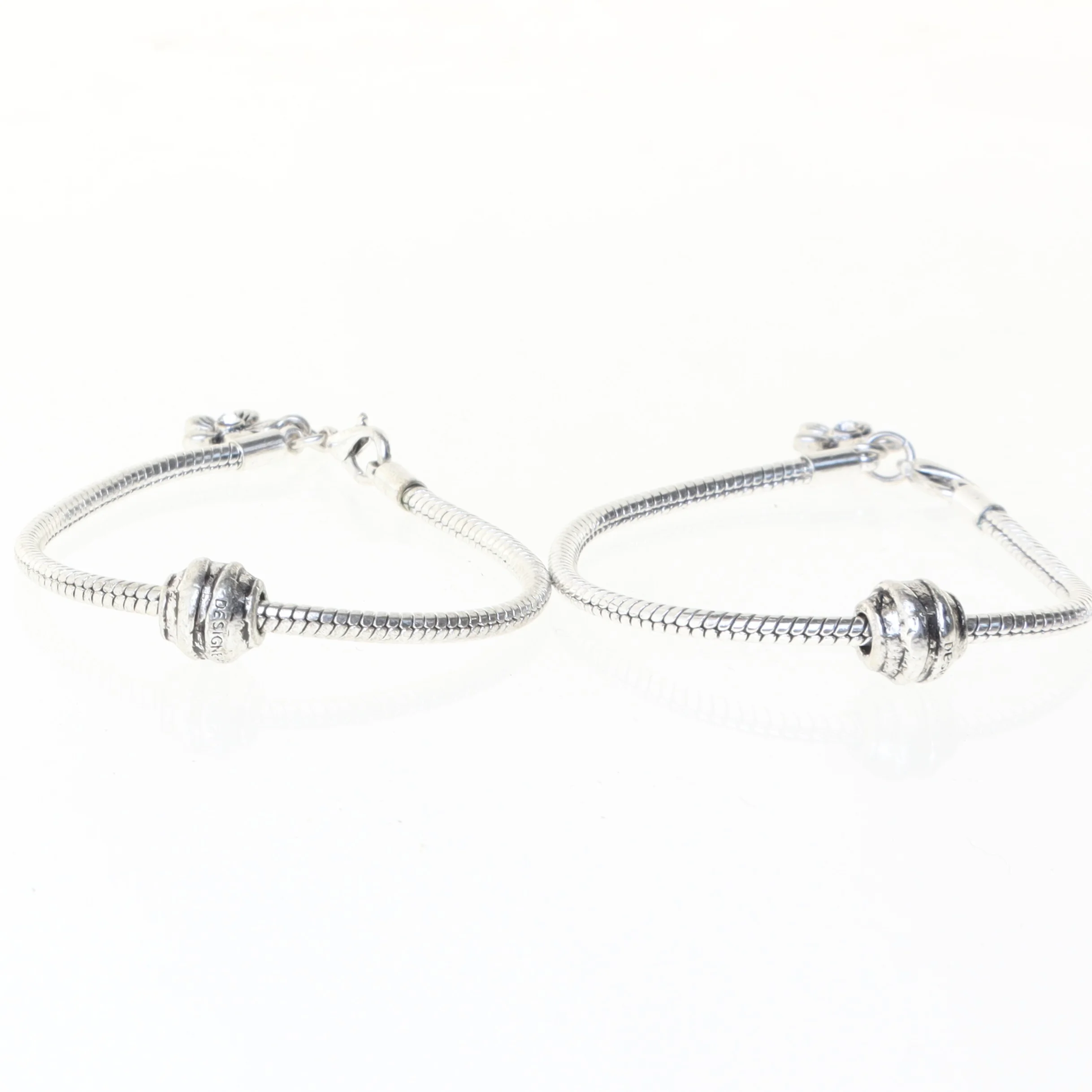 To armbånd med blomstervedhæng (str. 2 stk 17,5 cm)