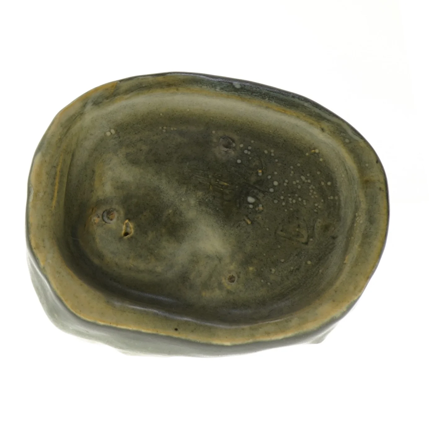 Keramisk figur af en siddende bjørn (str. 16,5 cm)