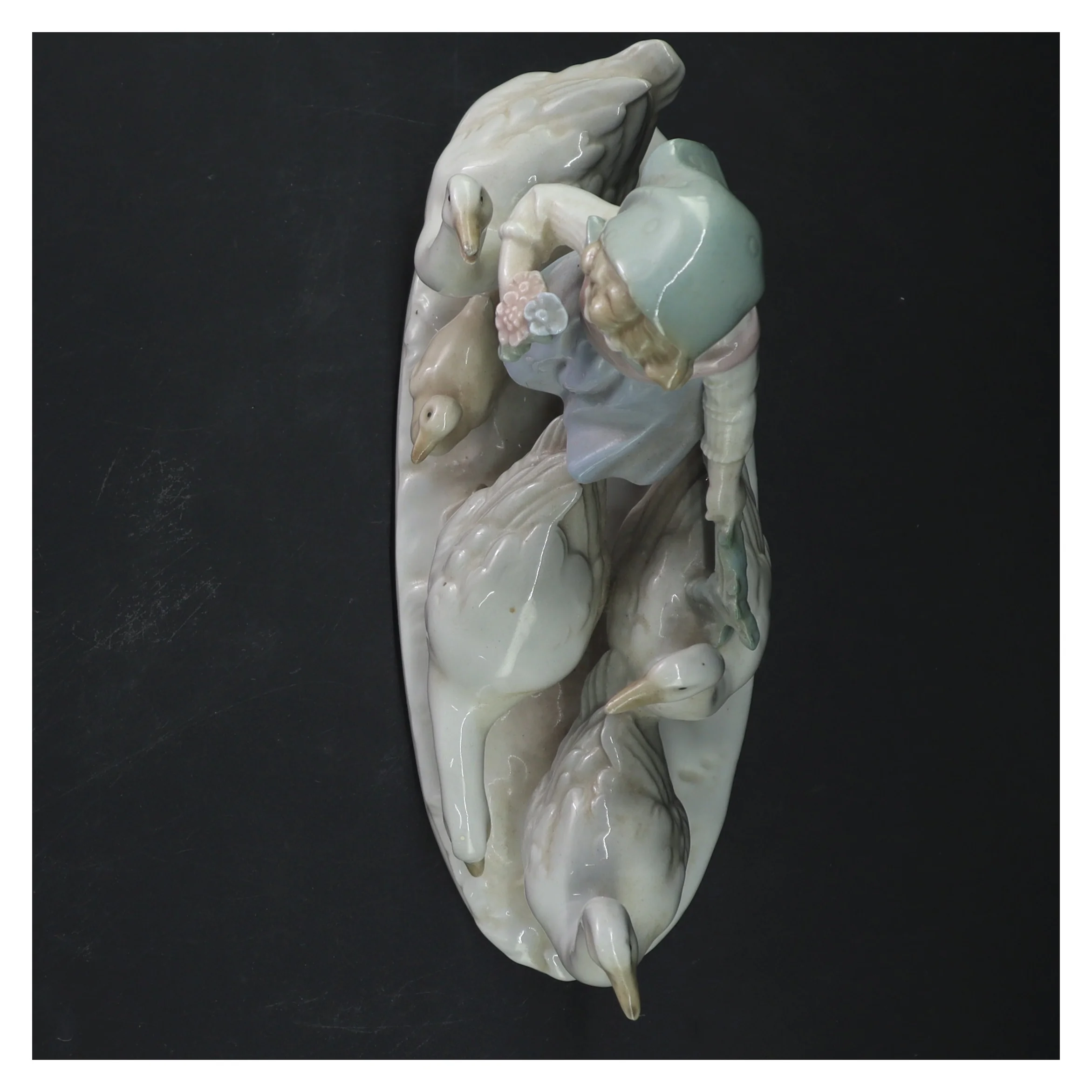 Porcelænsfigur af pige med ænder (str. 22x20 cm)