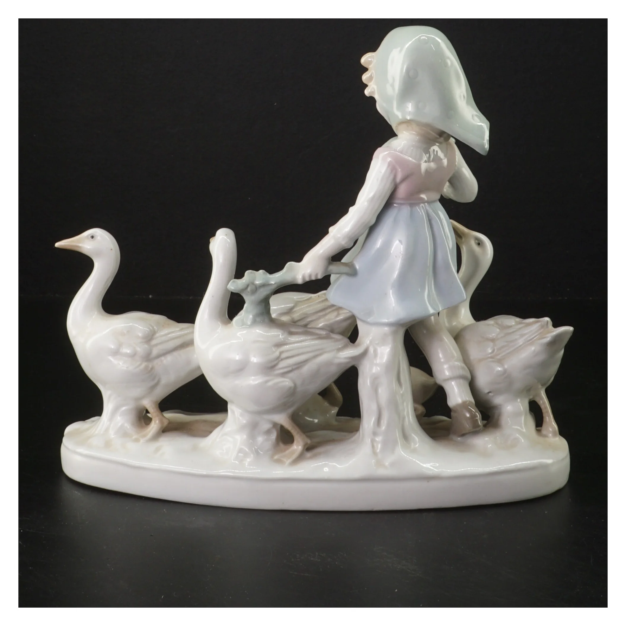 Porcelænsfigur af pige med ænder (str. 22x20 cm)