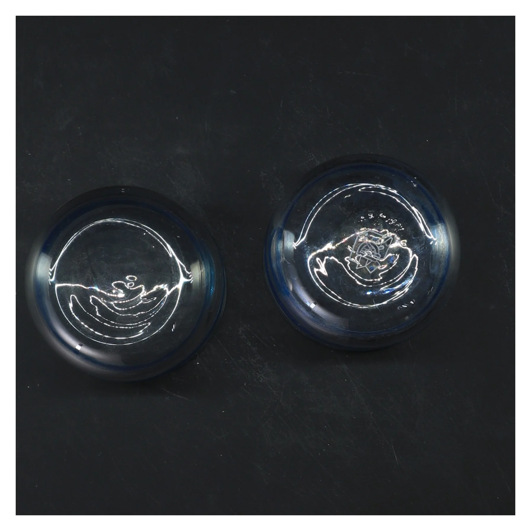 To drikkeglas med blå stribe (str. 2 stk Ø 7 cm længde 7 cm)