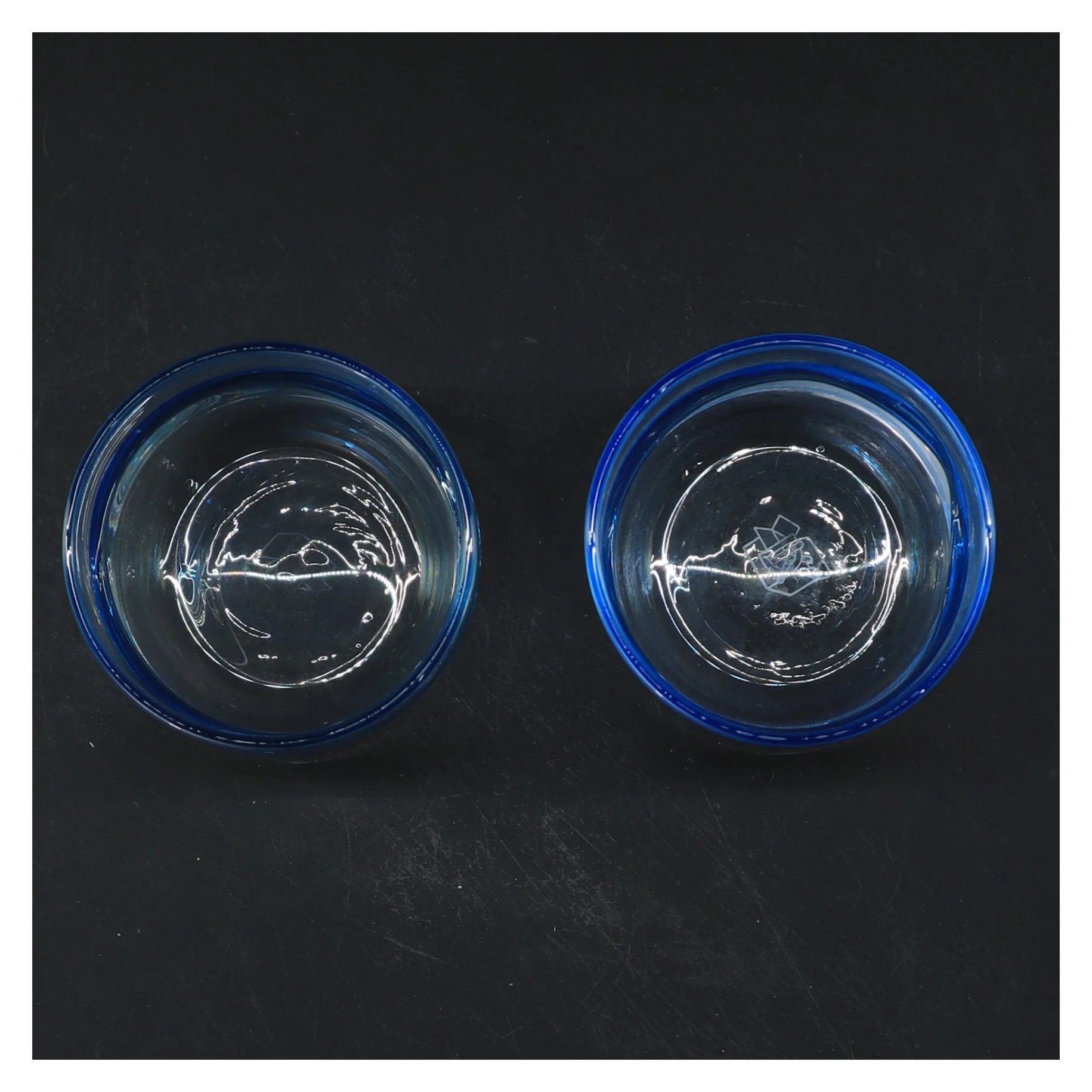 To drikkeglas med blå stribe (str. 2 stk Ø 7 cm længde 7 cm)