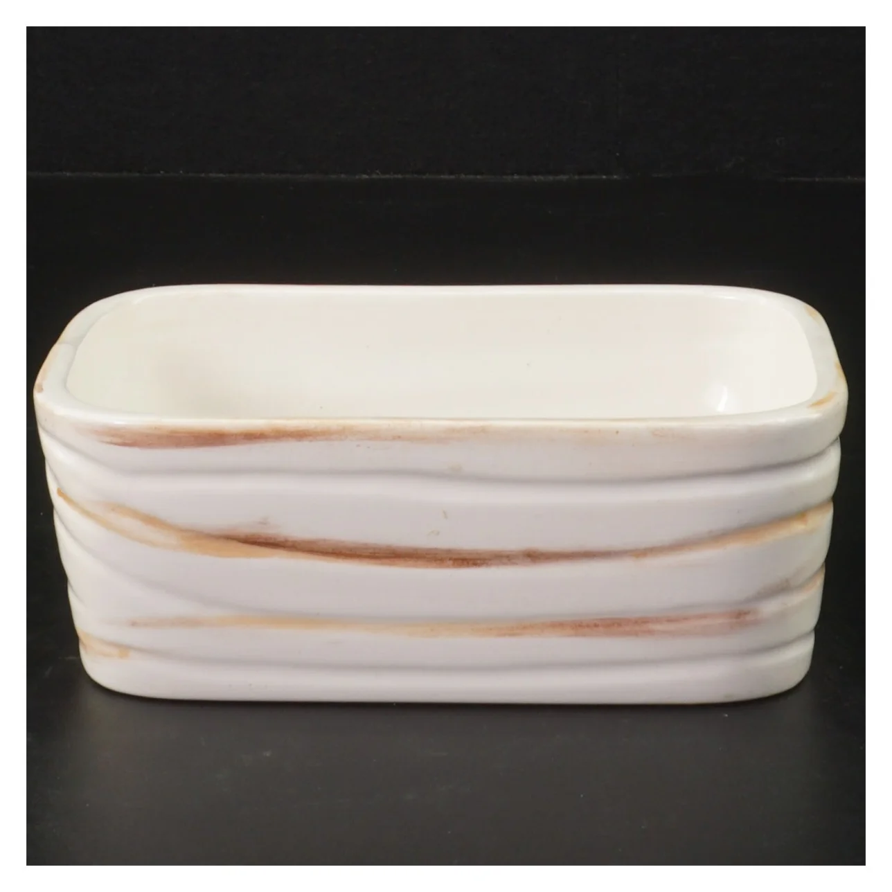 Til Kærgården/smørbar Rektangulær keramikskål fra ELPA (str. 13,5 x. 10 cm)