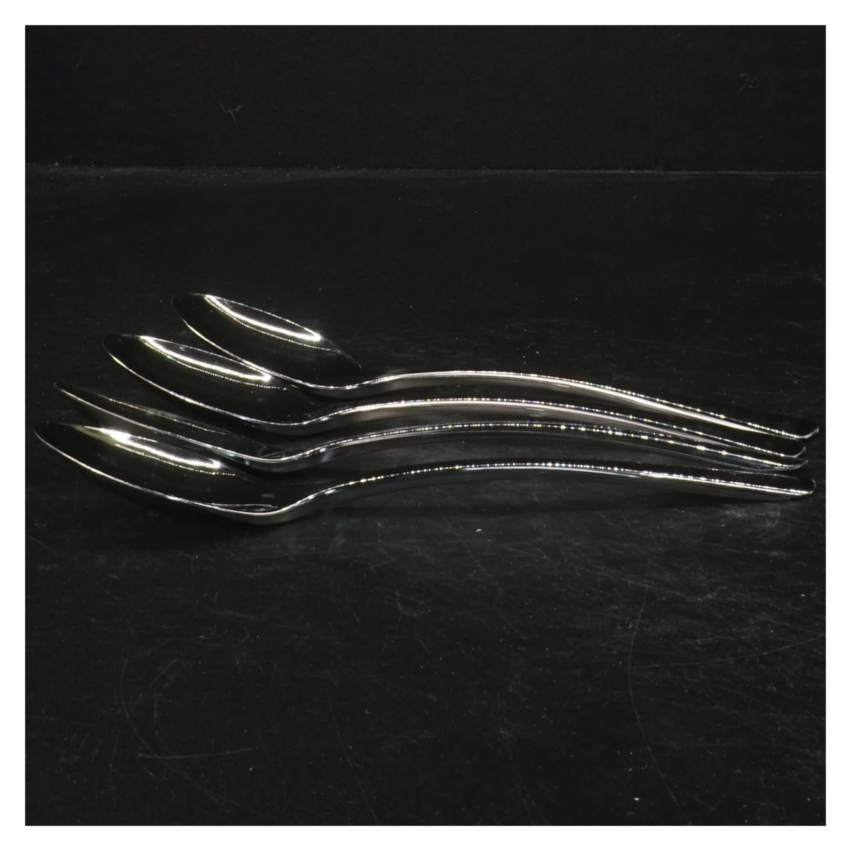 4 Sølvfarvede plastikskeer (str. 4 styk. 19 cm)