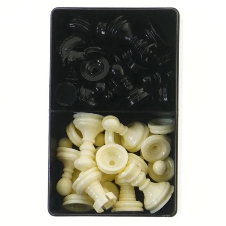 Skakbrikker i æske   (str. 14x9x4 cm)