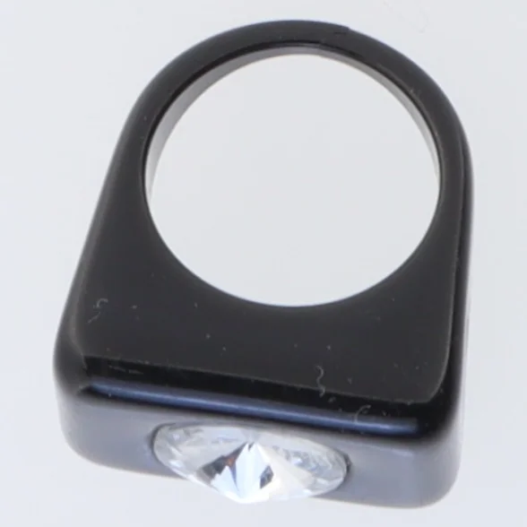 Plastik ring med dekorativ sten