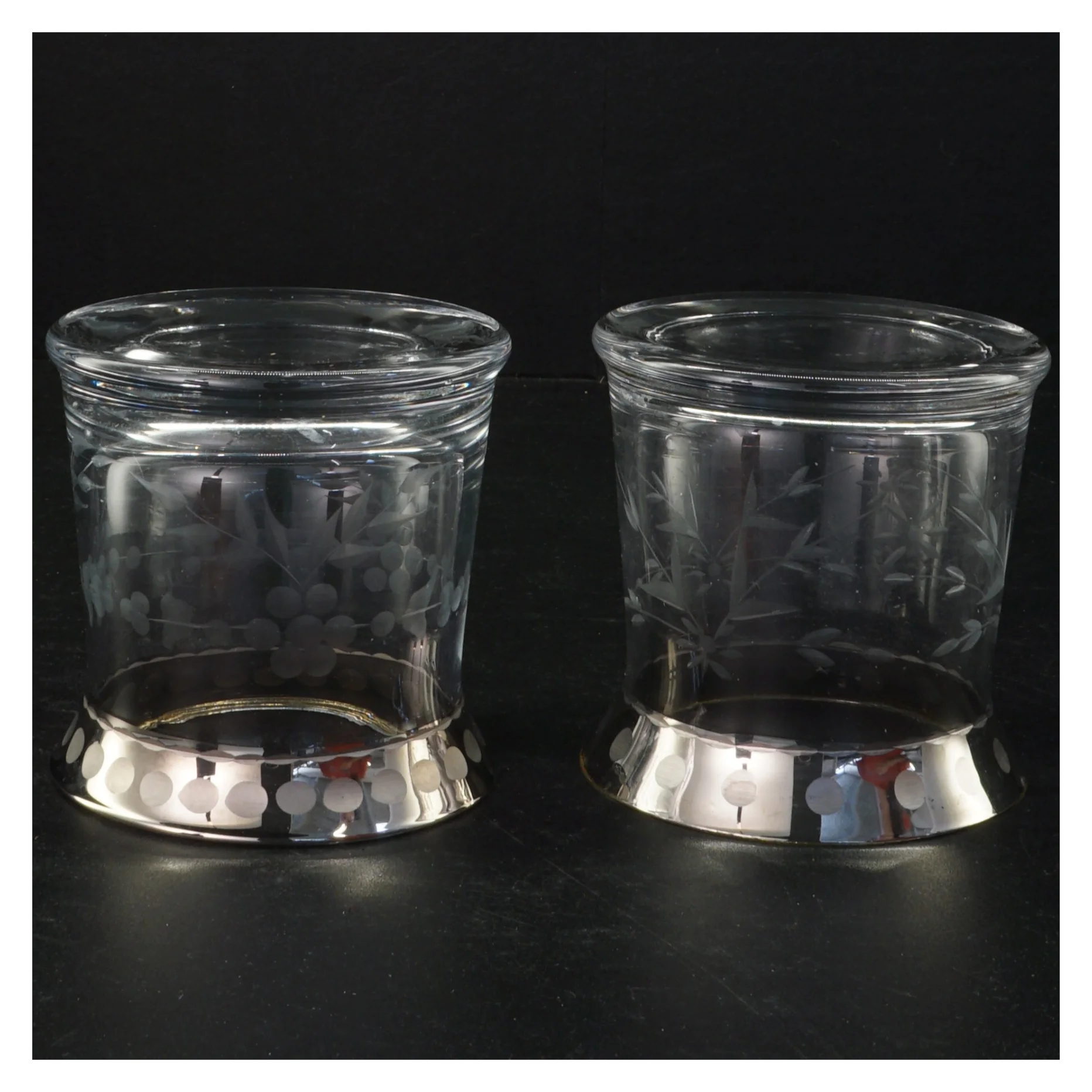 Glasvaser med sølvfarvet kant (str. 9 x 9,5 cm)