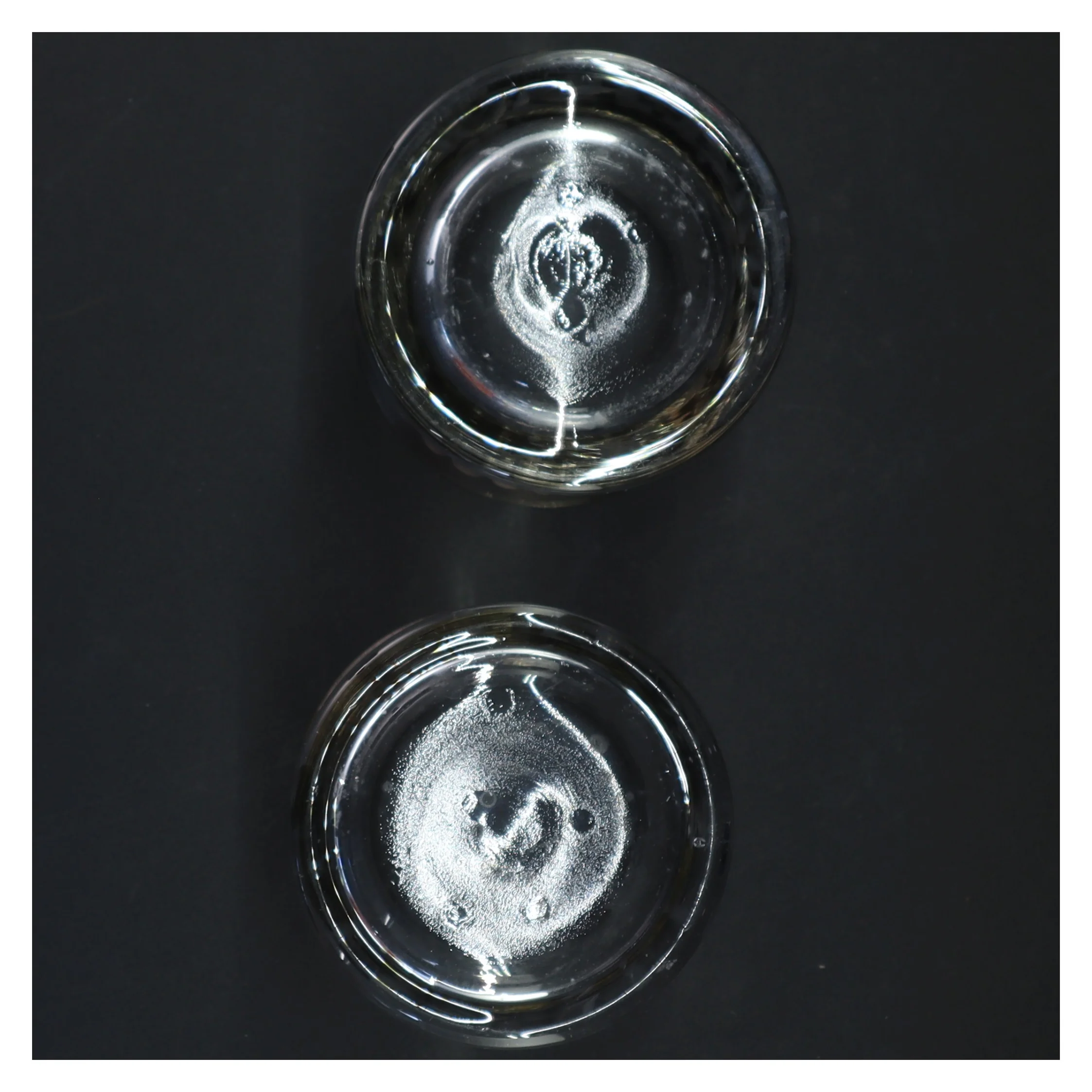 Glasvaser med sølvfarvet kant (str. 9 x 9,5 cm)