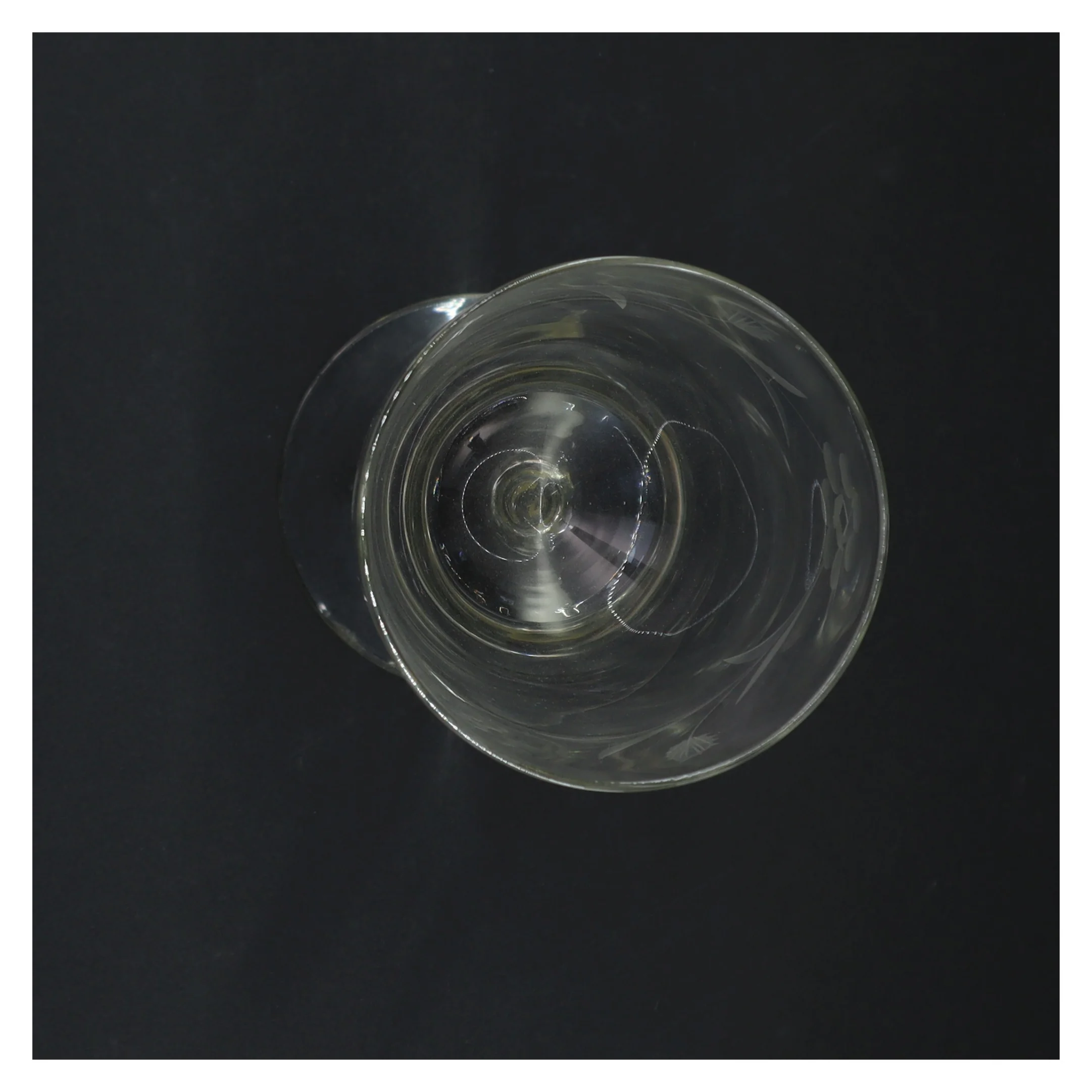 Stort glas med slebet mønster (str. 23 x 9 cm)