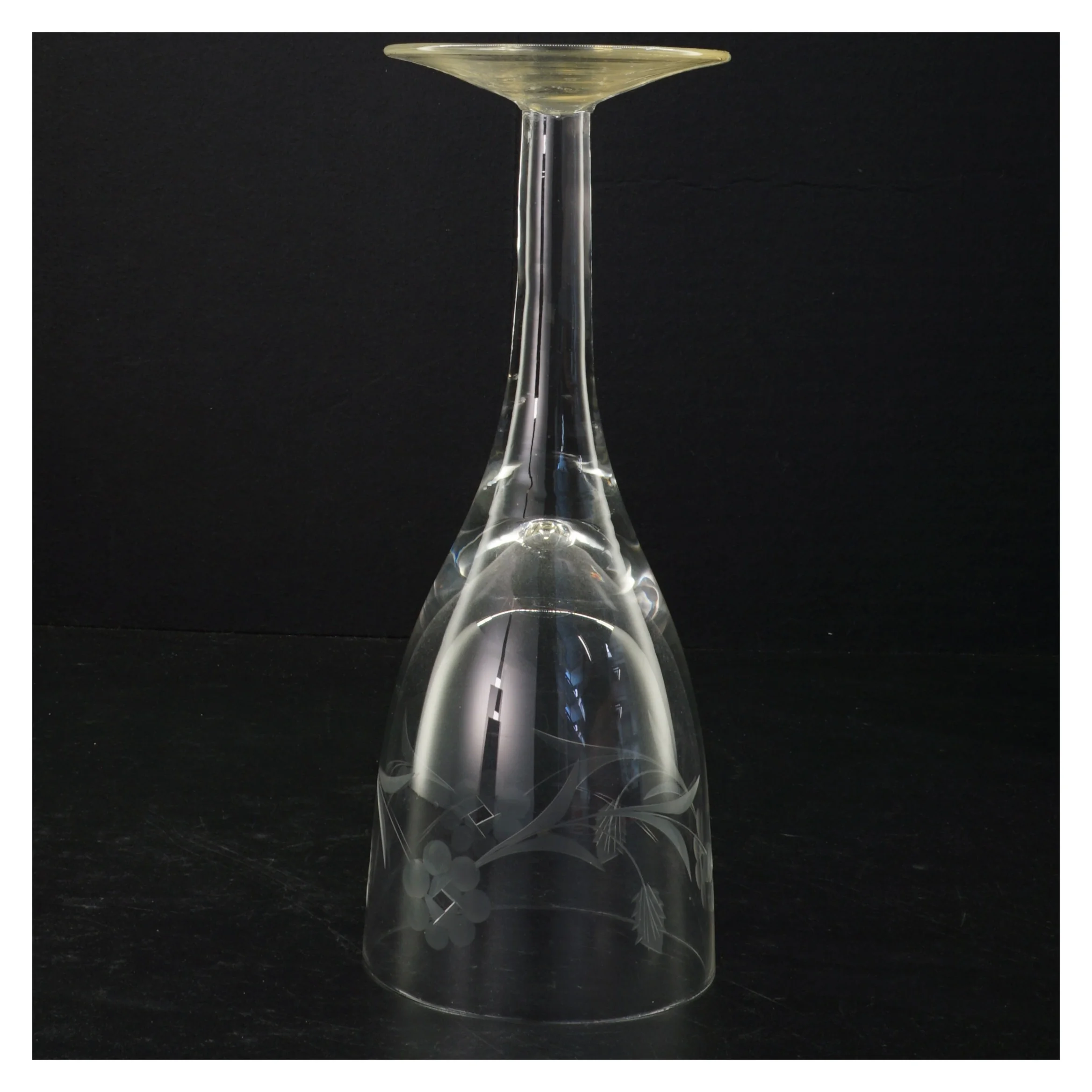 Stort glas med slebet mønster (str. 23 x 9 cm)