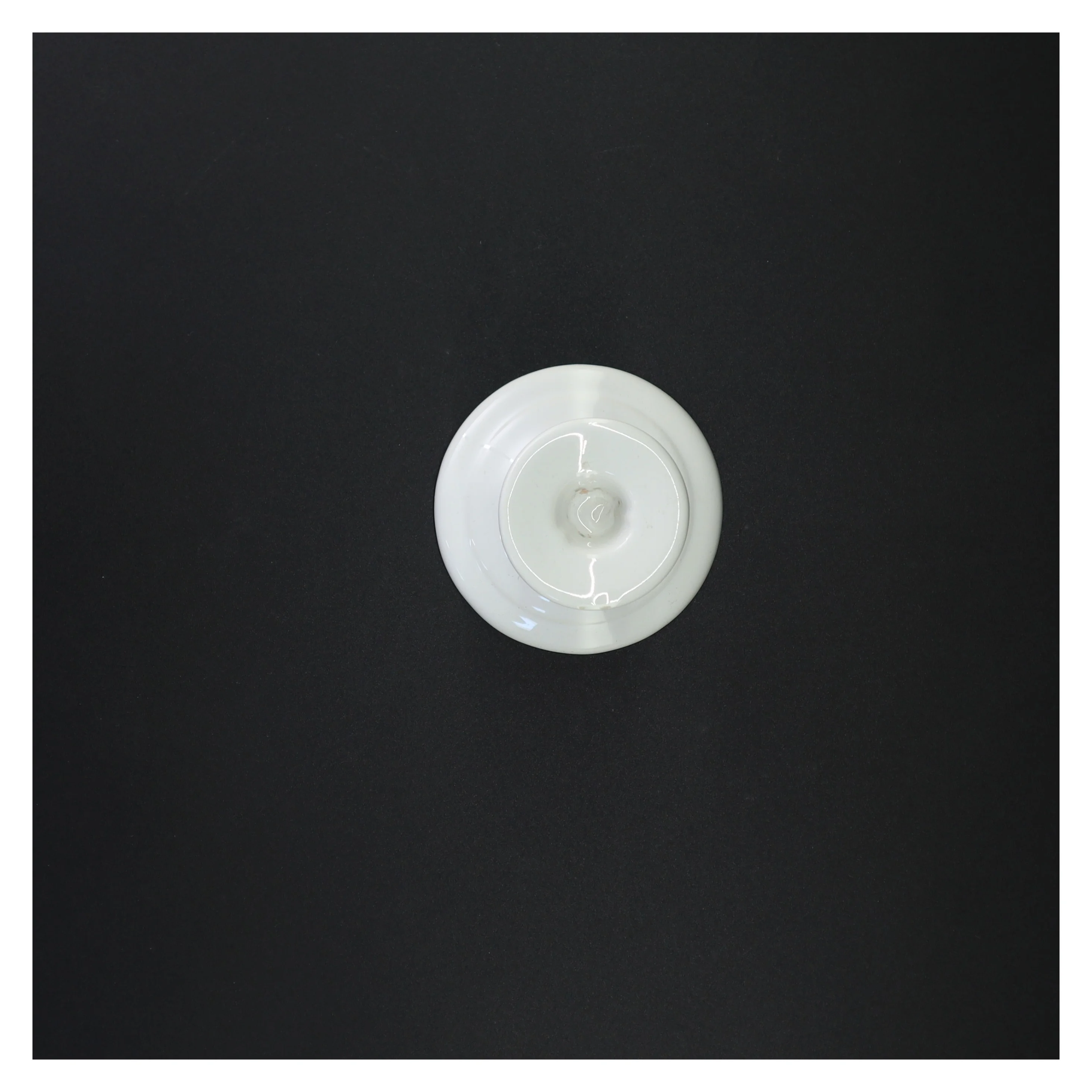 Hvid porcelænsstage fra Loucarts (str. 11 x 9 cm)