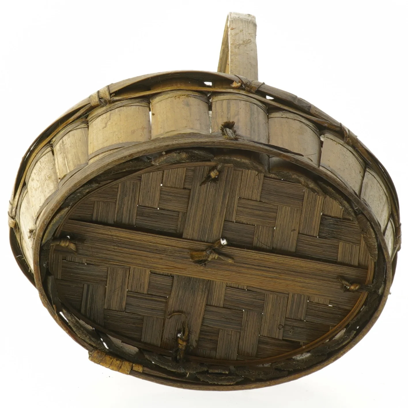 Lille flettet kurv med hank (str. 20x15 cm)