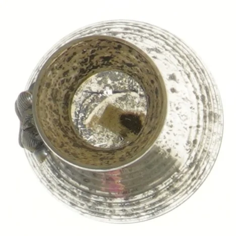 Sølvfarvet vase med blomster fra Nordal (str. 9 cm)