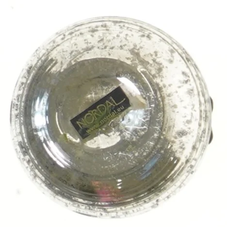 Sølvfarvet vase med blomster fra Nordal (str. 9 cm)